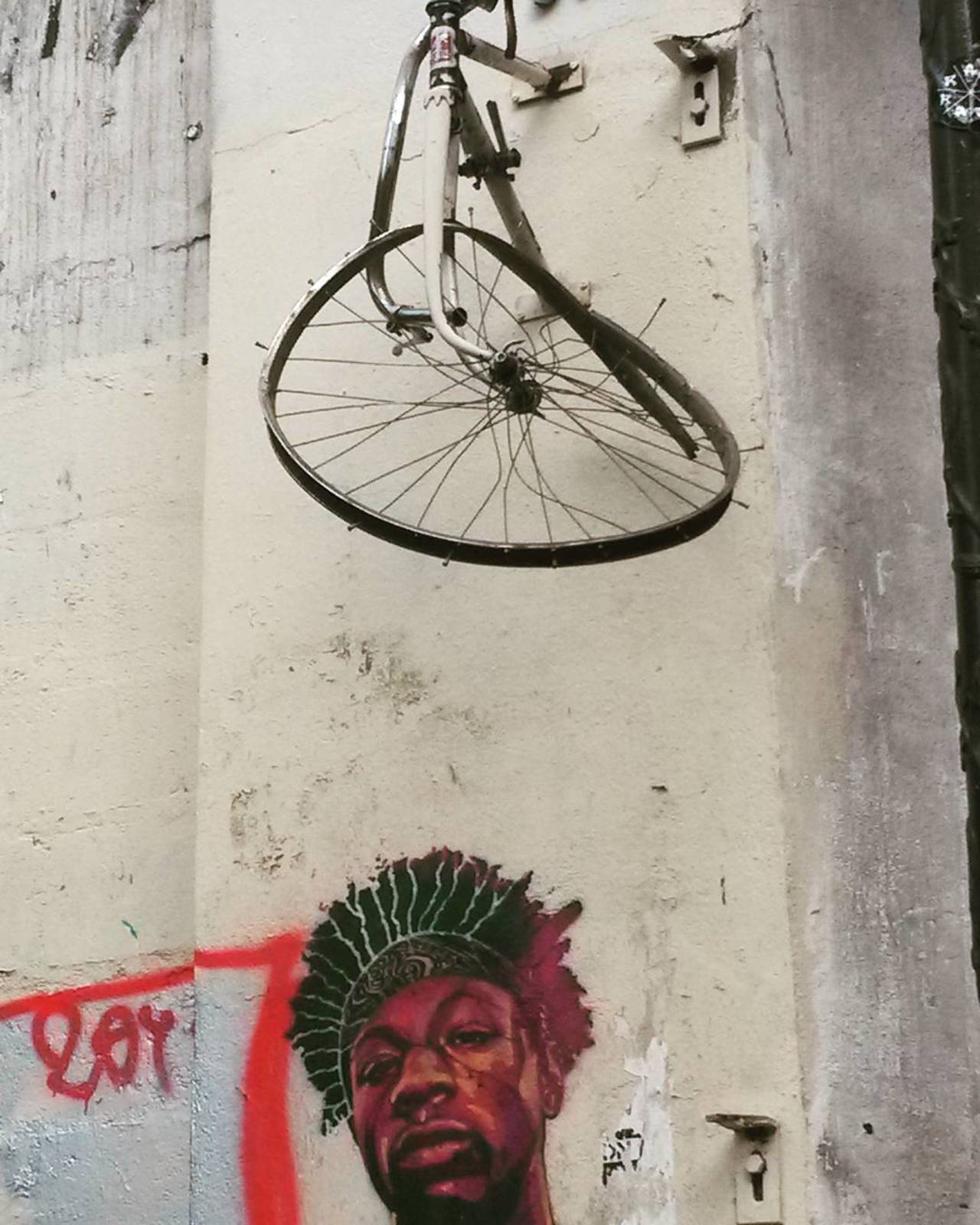 circumjacent_fr: #Paris #graffiti photo by le_cyclopede http://ift.tt/1OCIlYQ #StreetArt http://t.co/bGkF6Rdwlf