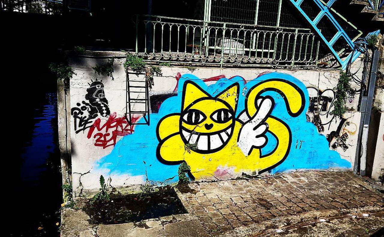 #Paris #graffiti photo by @anne.batellier http://ift.tt/1MrxfS0 #StreetArt http://t.co/wYcFwFpxxY