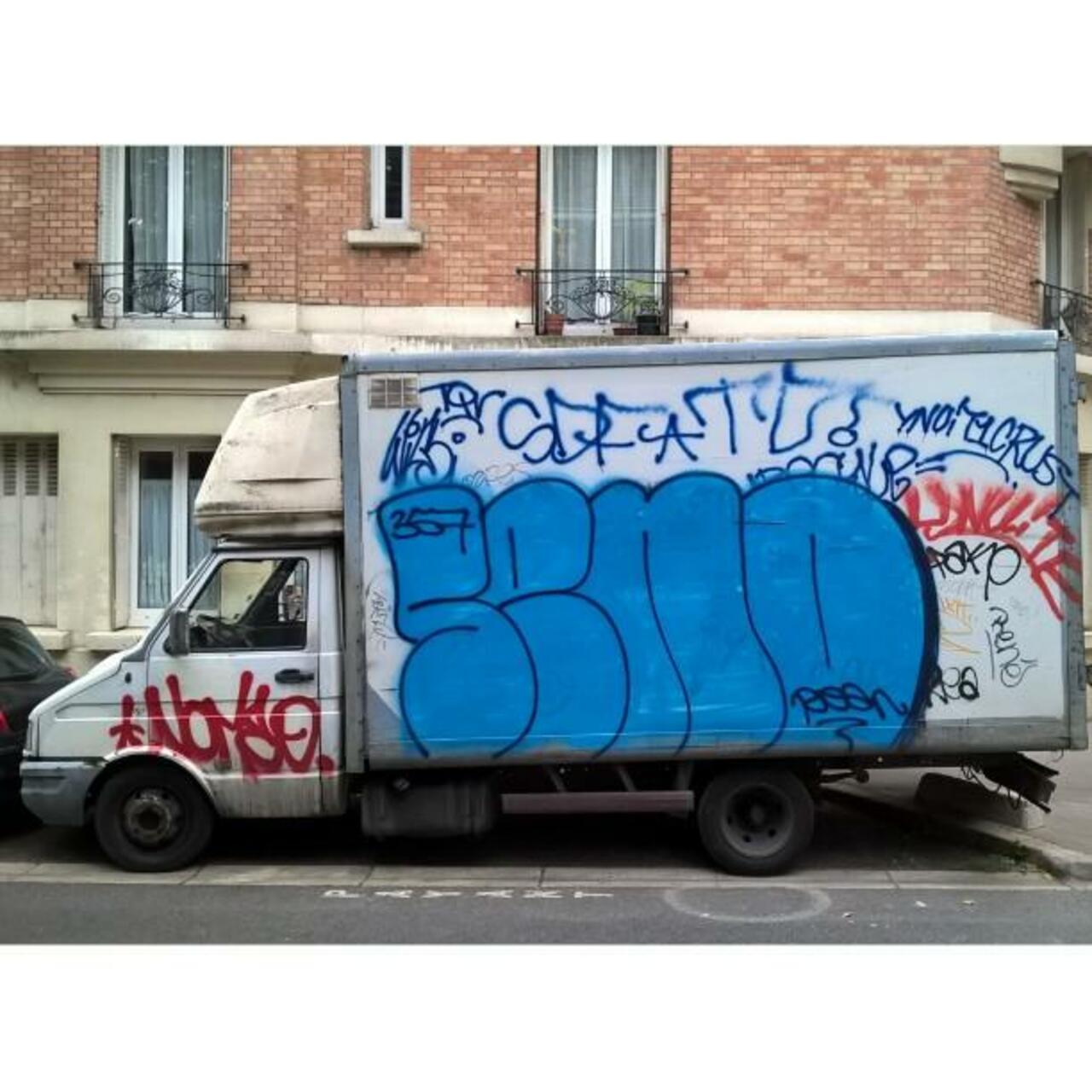 #Paris #graffiti photo by @maxdimontemarciano http://ift.tt/1k7DfZo #StreetArt http://t.co/R4e6E5kWFP