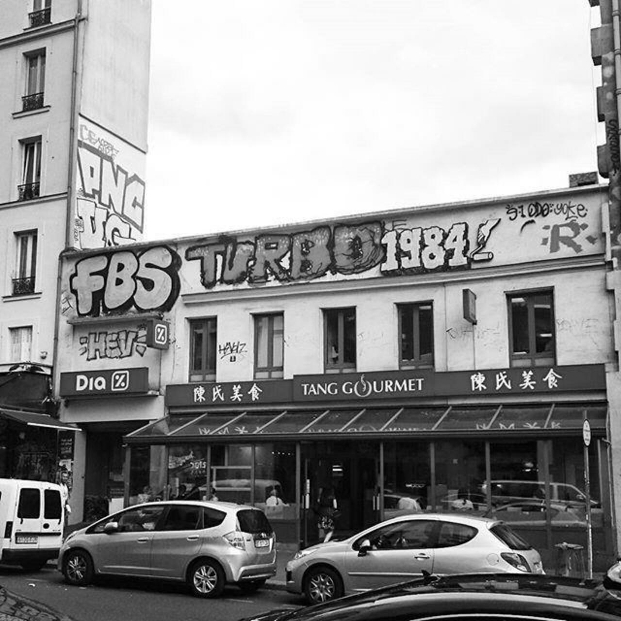 RT @StArtEverywhere: #graffiti #paris #streetartparis #rooftop #vandalart #blacknwhite #streetphotography #muralart #streetart #graffpor… http://t.co/F6hbM8bORN