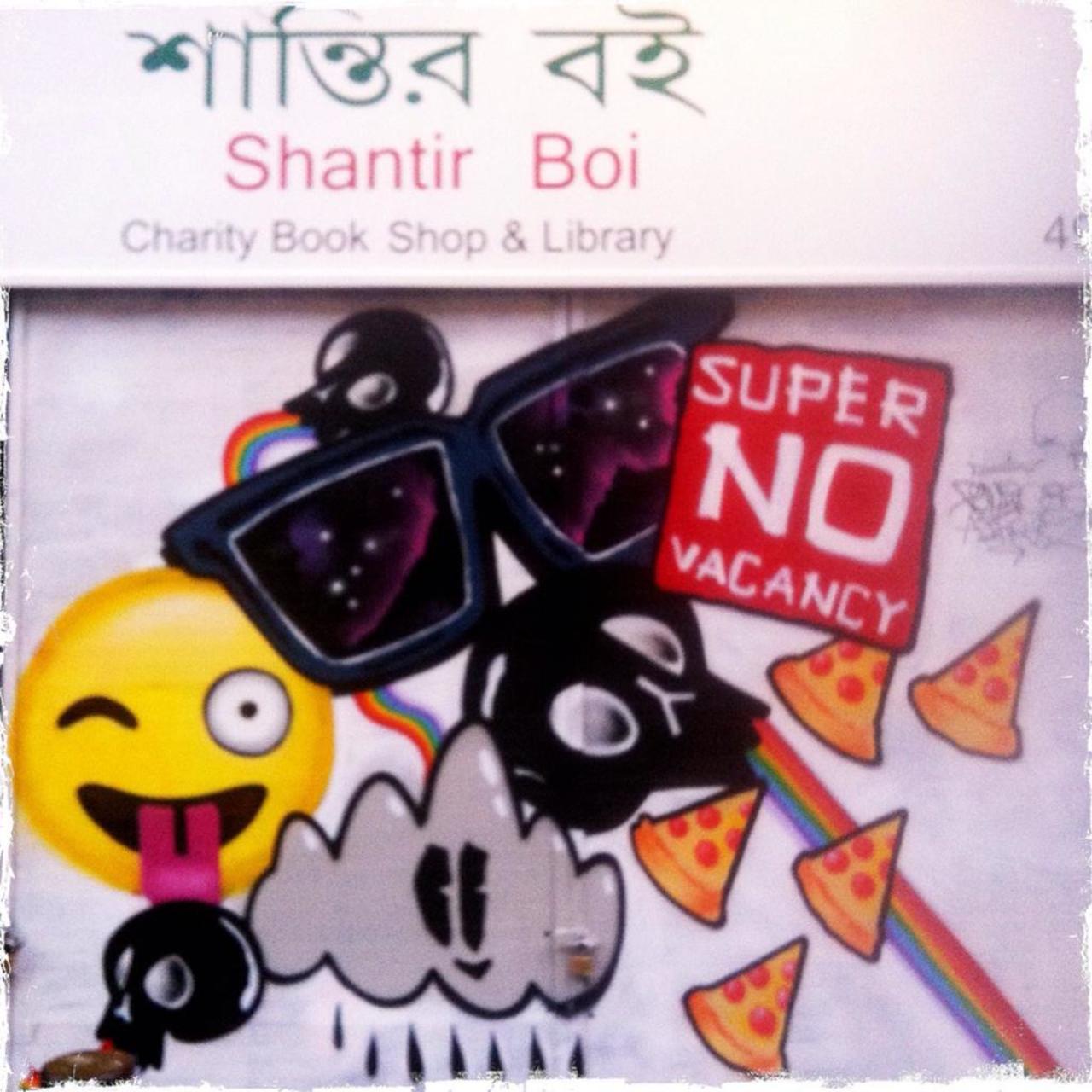 https://goo.gl/t4fpx2 Shutter art at the Shantir Boi charity shop on Fashion Street

#art #streetart #graffiti http://t.co/UHeTnHwOMI