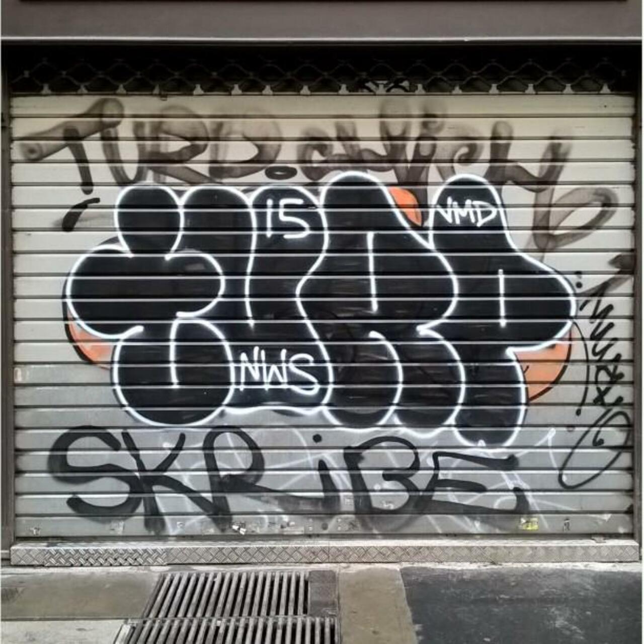 #Paris #graffiti photo by @maxdimontemarciano http://ift.tt/1RgAijt #StreetArt http://t.co/2bk8UU0msf
