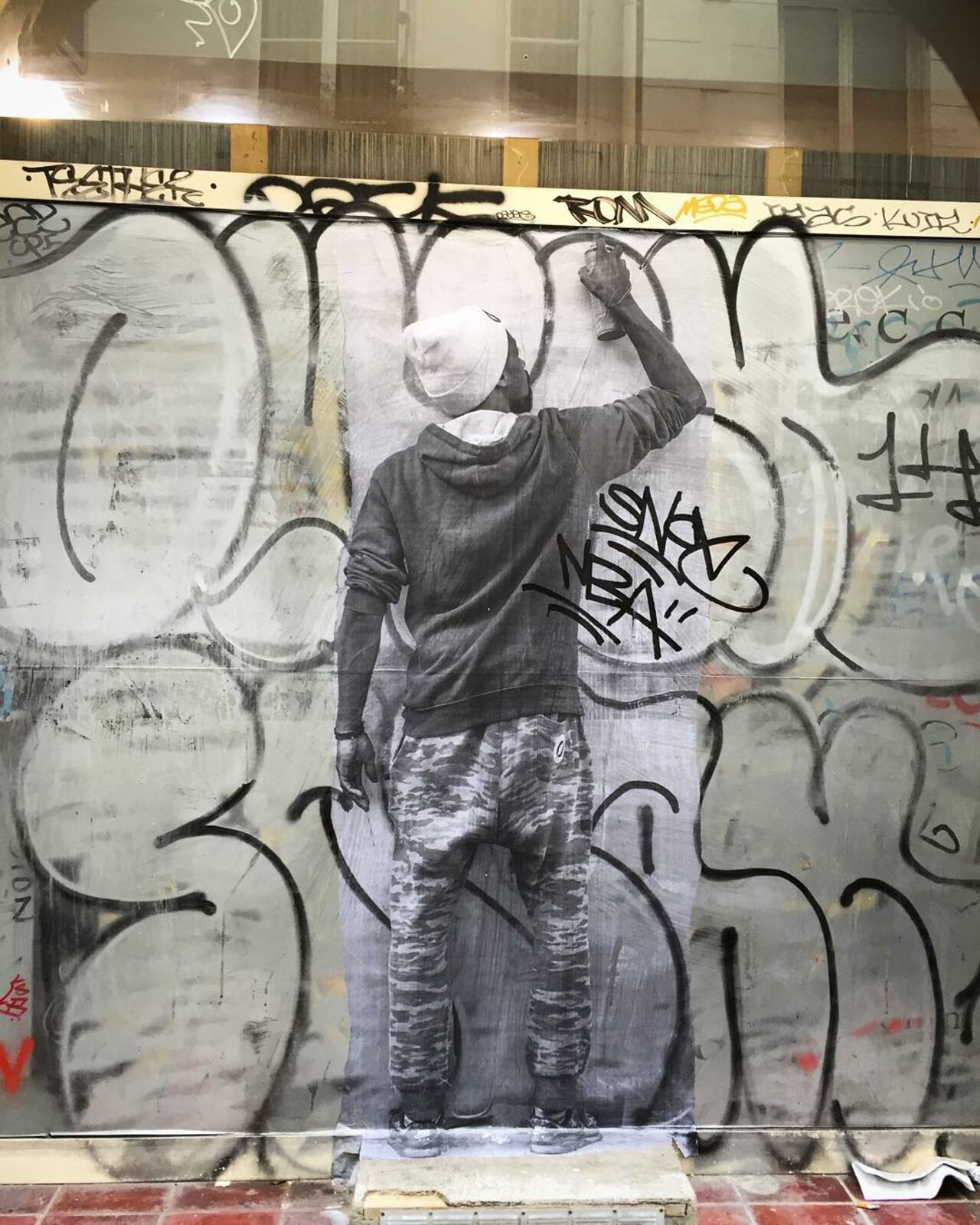 http://ift.tt/1KiqpQt #Paris #graffiti photo by martincoady http://ift.tt/1hLQ7CM #StreetArt http://t.co/nTmDDkaJki