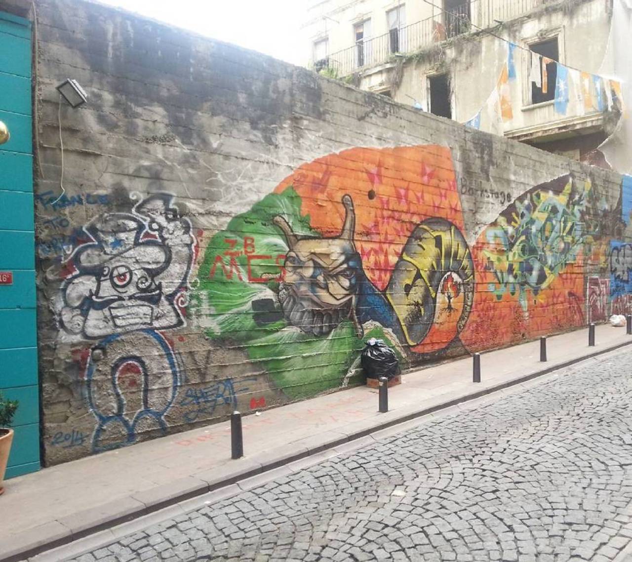 #streetart #graffiti #publicart #urbanart #sokaksanatı #streetartistanbul #istanbulstreetart #graffitiart by wallen… http://t.co/GWzhJfxGWc