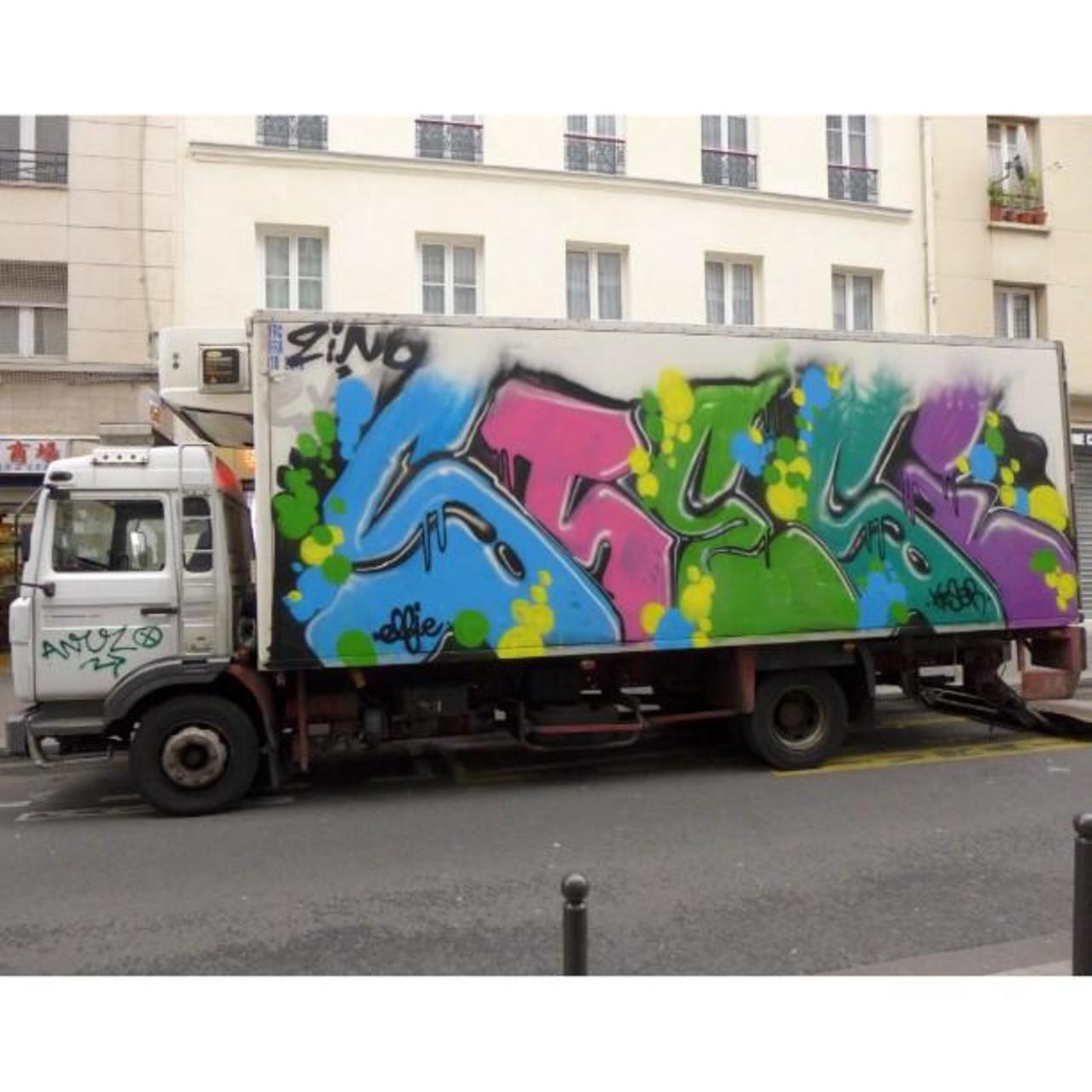 #Paris #graffiti photo by @maxdimontemarciano http://ift.tt/1RjmMeX #StreetArt https://t.co/ckpeId9CLH