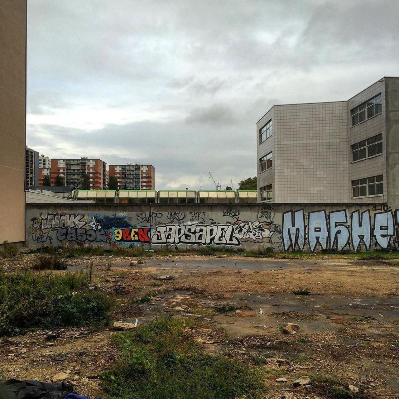 Terrain vague  #streetart #streetartparis #latergram #parisstreetart #auxportesdeparis #paname #graffiti #periph b… https://t.co/06zL6Yr7a3