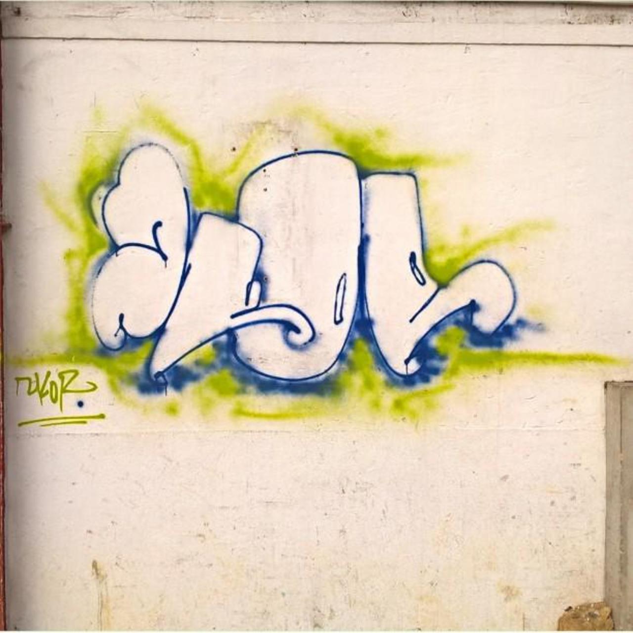 #Paris #graffiti photo by @maxdimontemarciano http://ift.tt/1GmeYIW #StreetArt https://t.co/CFMT8OmMxh
