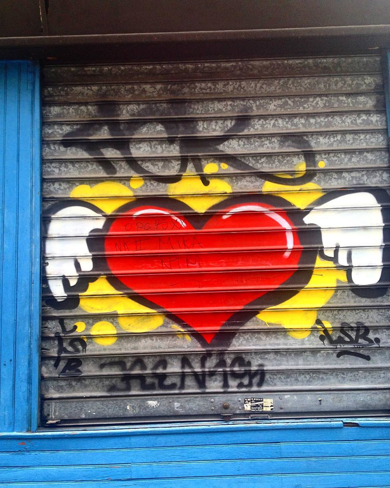 #Paris #graffiti photo by @mh2p_ http://ift.tt/1MQ1uGB #StreetArt https://t.co/agiaERu152