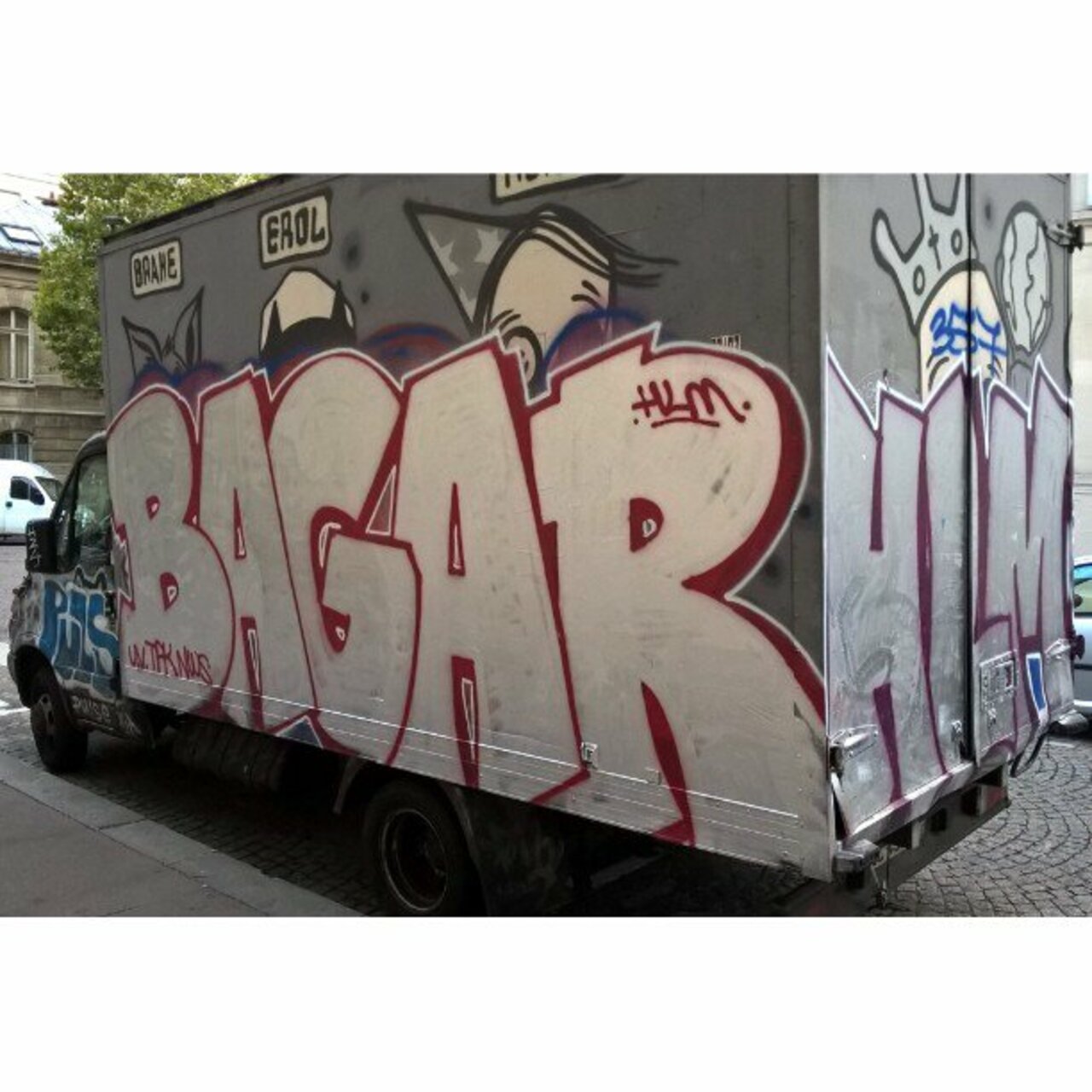 #Paris #graffiti photo by @maxdimontemarciano http://ift.tt/1M4jgAQ #StreetArt https://t.co/LIZSu7vPOX