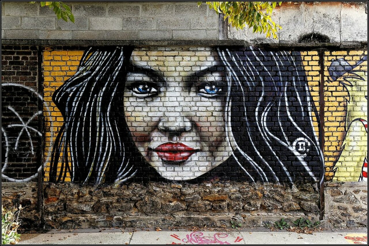 Street Art by anonymous in #Saint-Denis http://www.urbacolors.com #art #mural #graffiti #streetart https://t.co/kozZswCWaU