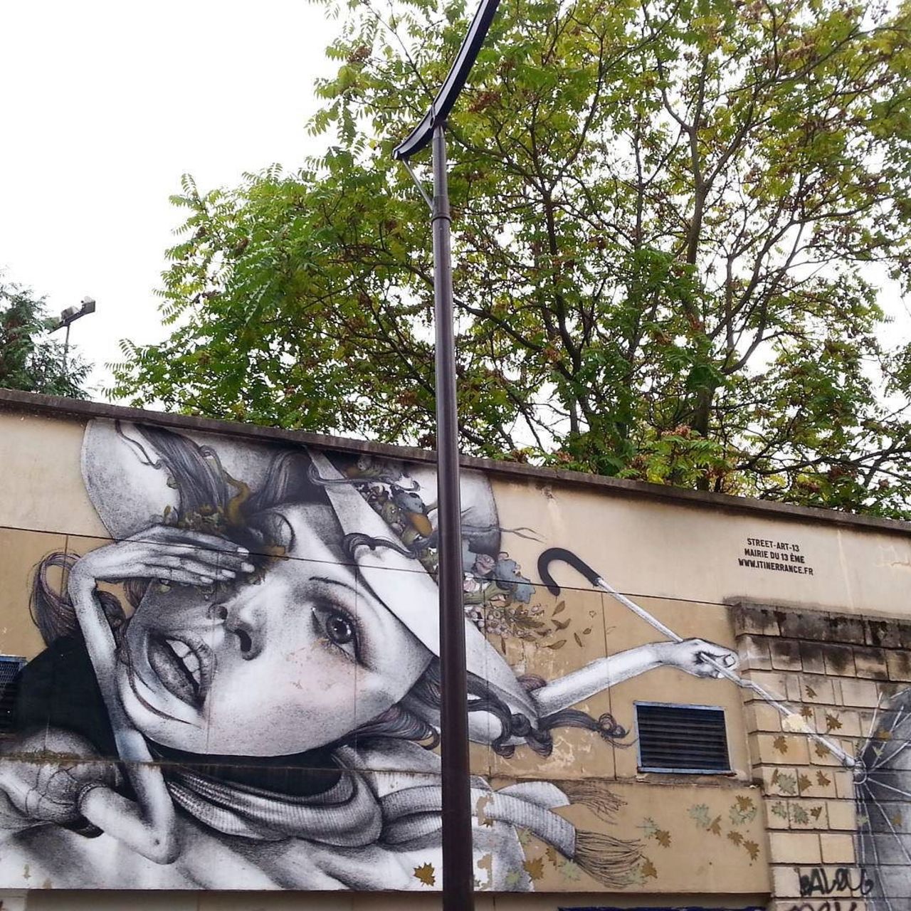 circumjacent_fr: #Paris #graffiti photo by fotoflaneuse http://ift.tt/1RpdSMV #StreetArt https://t.co/HSaq07h4Rs