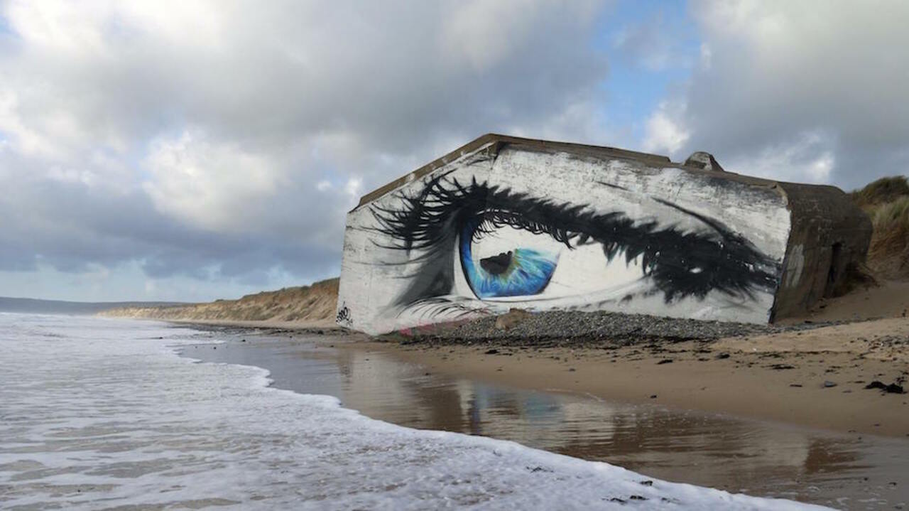 By Näutil - In Siouville-Hague, France http://ow.ly/TFmX0 #Art #Graffiti #StreetArt #Beauty #Eye #Sea #Stunning https://t.co/uimkTdiXQa