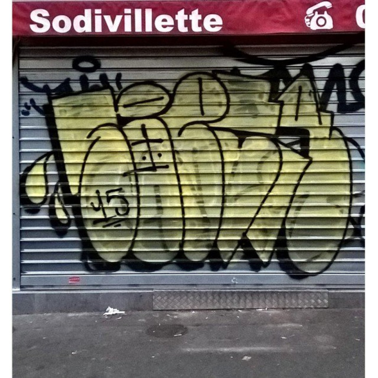 #Paris #graffiti photo by @maxdimontemarciano http://ift.tt/1GjoZXB #StreetArt https://t.co/gJIFO20rV9