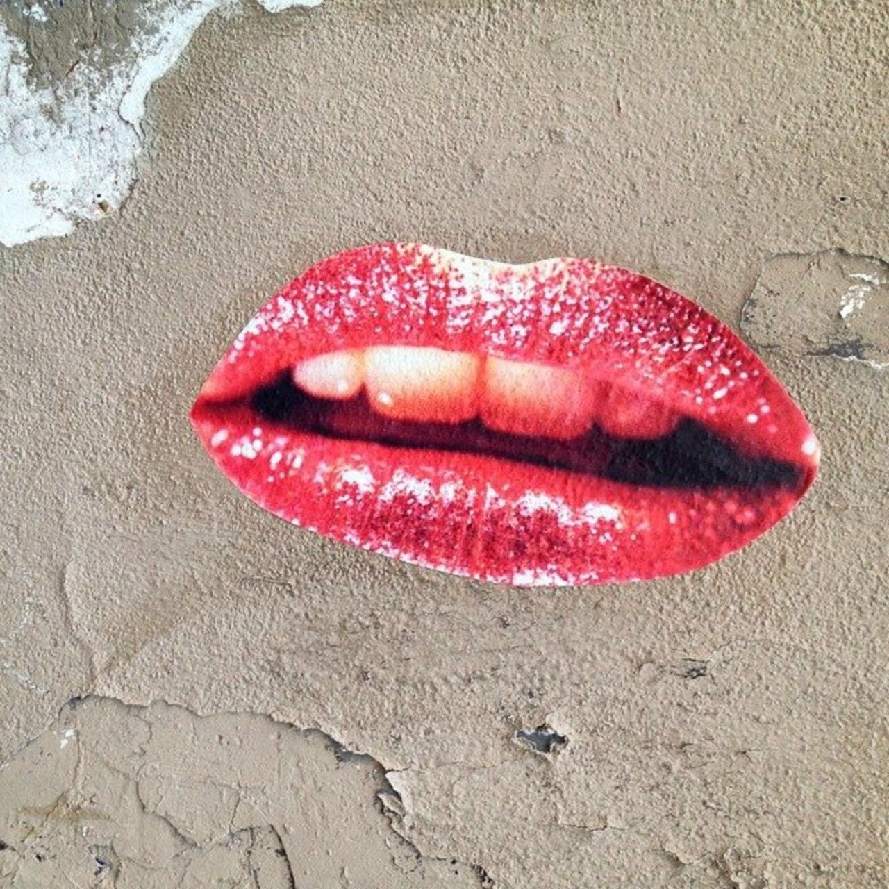 regram @benapix
Kiss me goodnight #streetart #urbanart #streetartparis #parisstreetart #paris13 #graffiti #collage … https://t.co/ouO1cA4Z1D