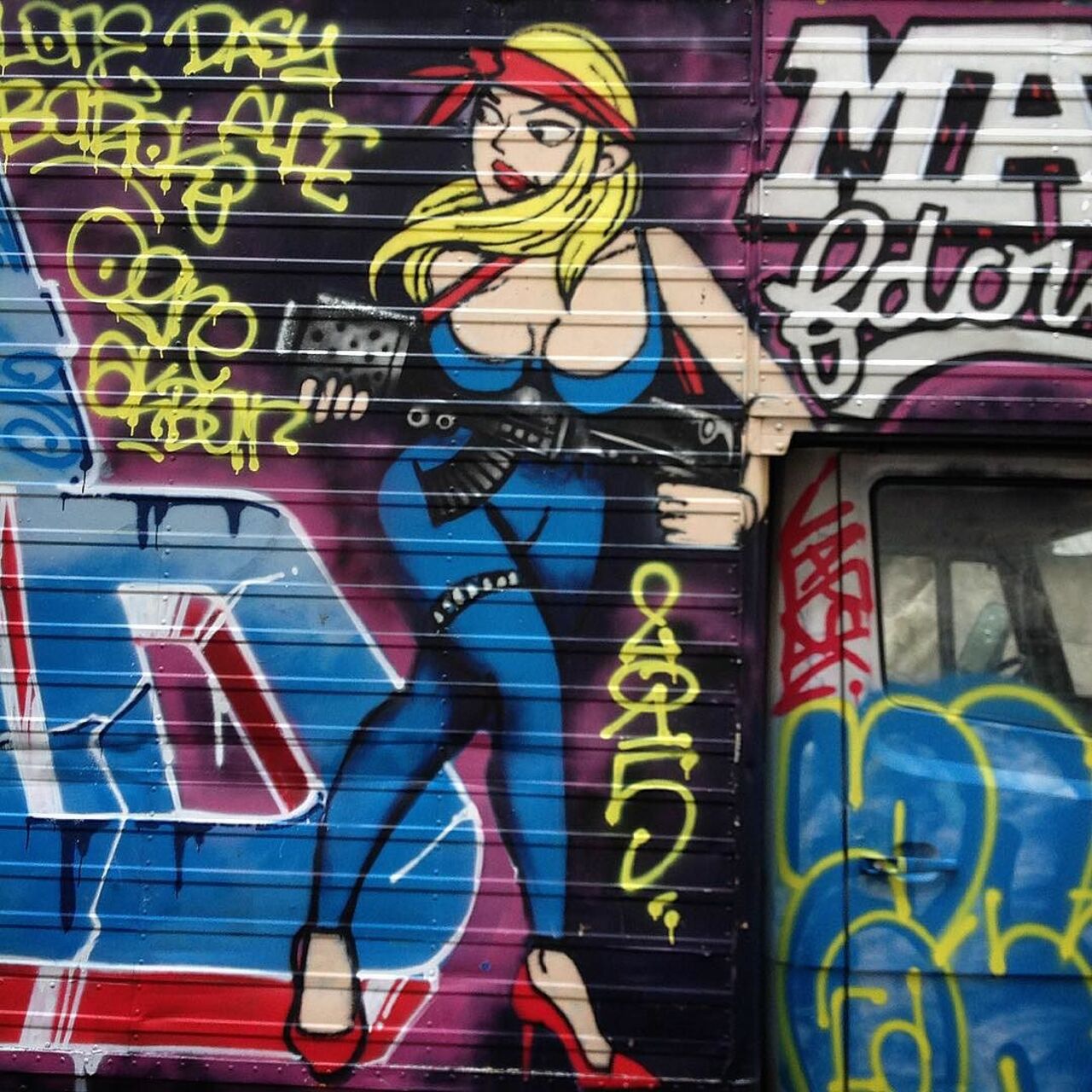 #Paris #graffiti photo by @stefetlinda http://ift.tt/201DW74 #StreetArt https://t.co/JIJr4S8p3R