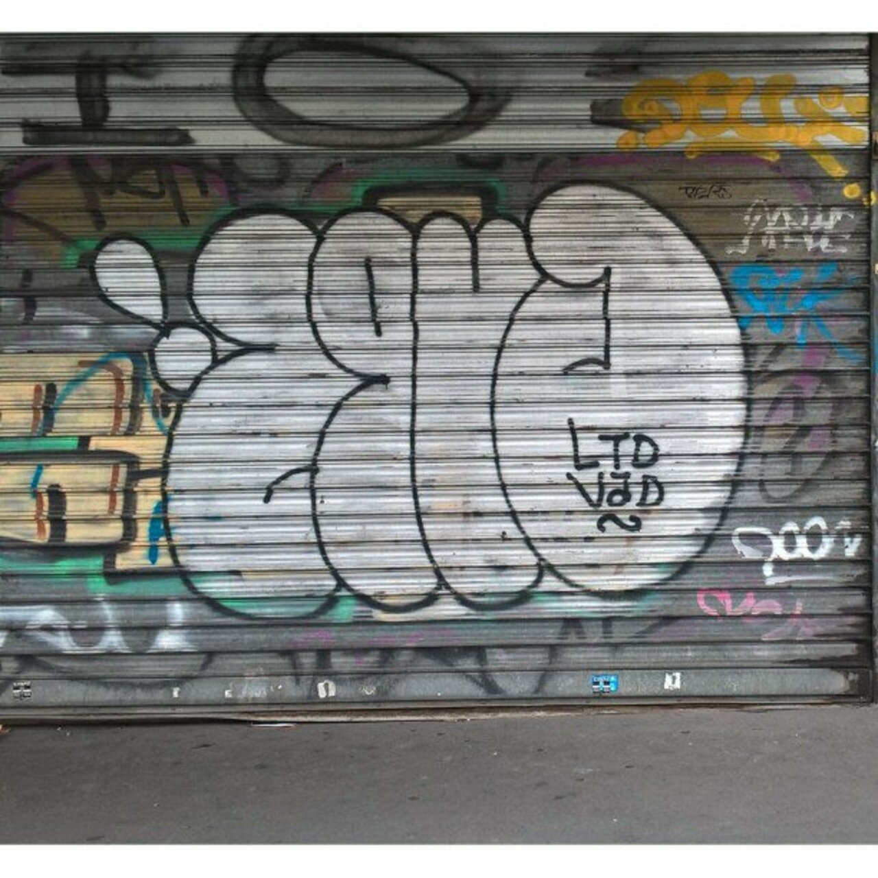 #Paris #graffiti photo by @maxdimontemarciano http://ift.tt/1MX8JwG #StreetArt https://t.co/PPzpLcrhog