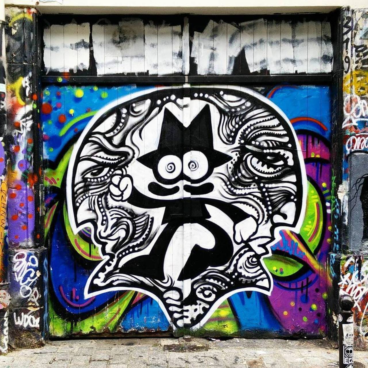 By @themaskedbastard #ZDEY

#streetart #streetartparis #parisstreetart #parisgraffiti #graffiti #graffitiart #urban… https://t.co/IYvvVbDjdj