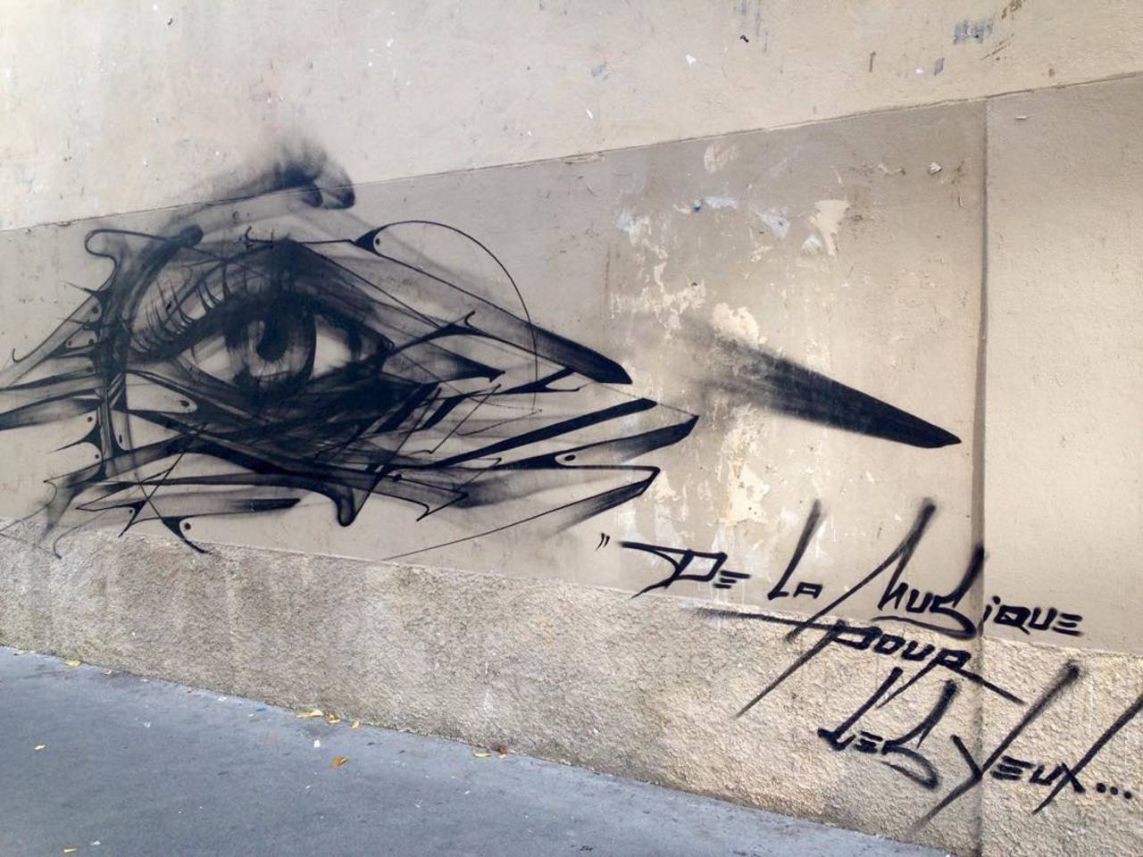RT @circumjacent_fr: #Paris #graffiti photo by @plume_arts http://ift.tt/1k249kW #StreetArt https://t.co/sgKkVGV83o