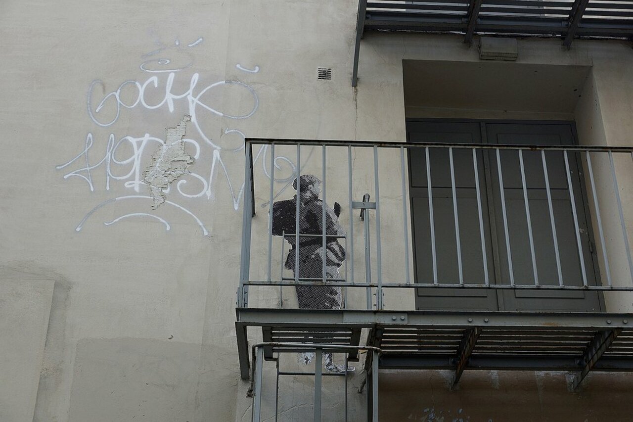 Street Art by anonymous in #Paris http://www.urbacolors.com #art #mural #graffiti #streetart https://t.co/ggSIyvd4rT