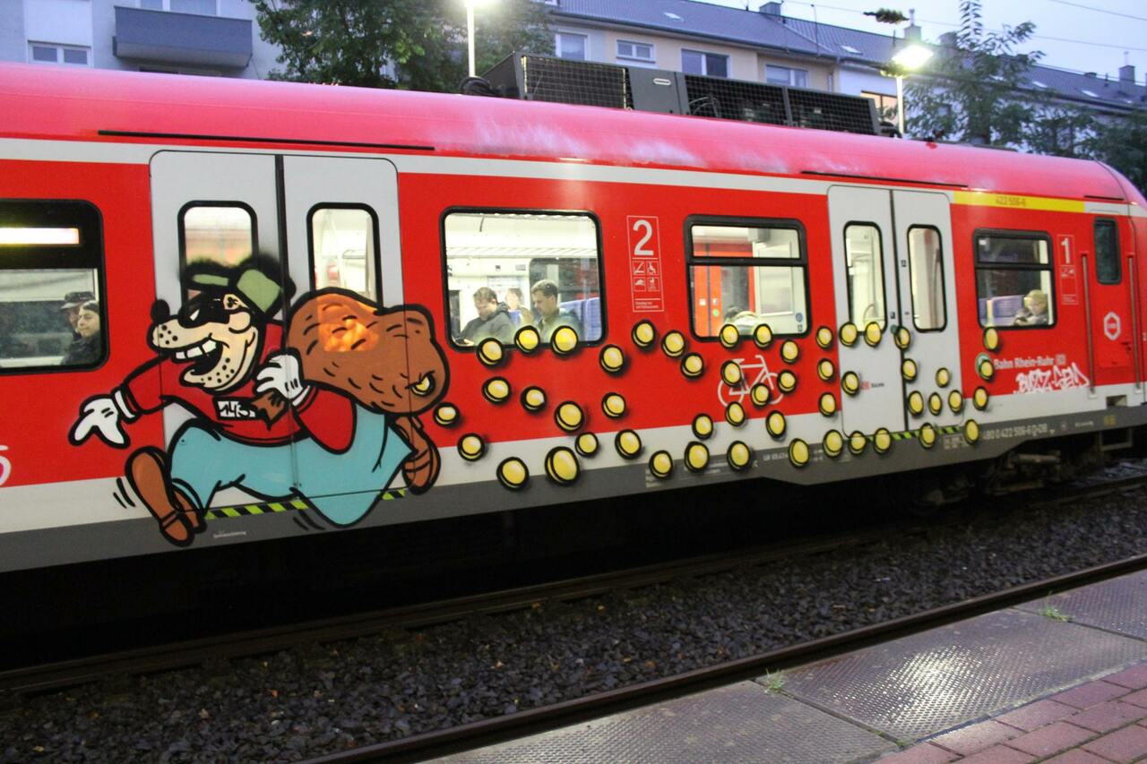 Train Street Art in Essen, Germany. #StreetArt #Graffiti #Mural https://t.co/1tiCdLIYoa
