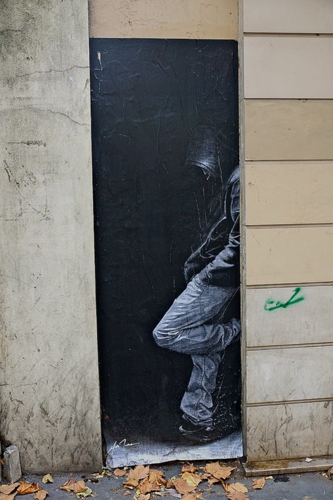 Street Art by anonymous in #Paris http://www.urbacolors.com #art #mural #graffiti #streetart https://t.co/BdPHk4AHN4