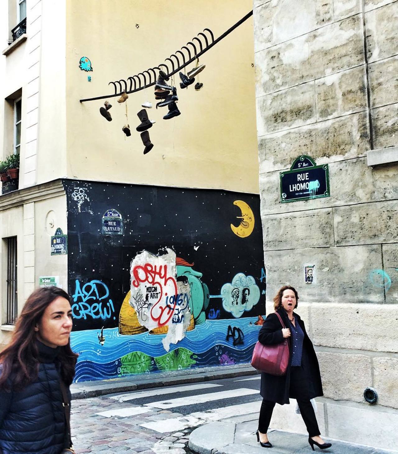 #Paris #graffiti photo by @jenniferderyweddings http://ift.tt/1GAx1uZ #StreetArt https://t.co/oiRo7T78kA