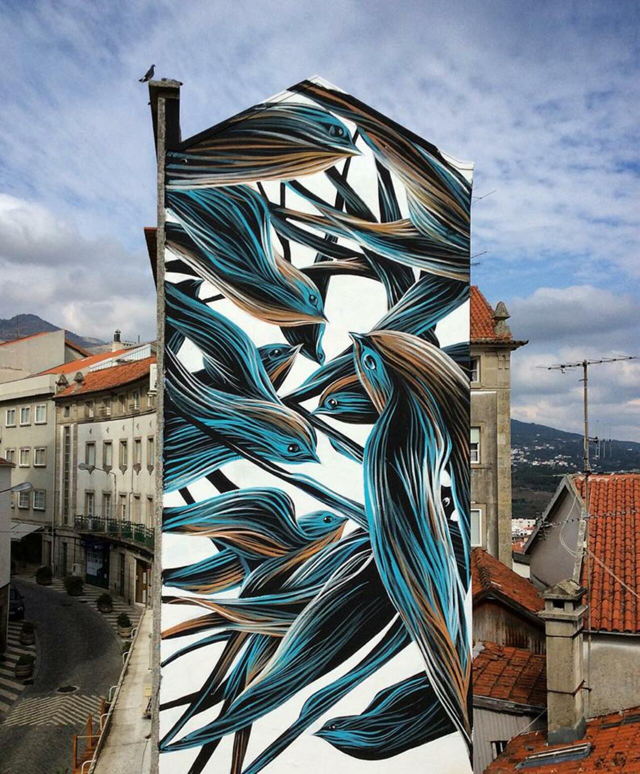 RT @allcitycanvas: A beautiful new piece by artist #Pantonio in Covilhã, #Portugal #mural #streetart #graffiti #urbanart https://t.co/G8NlUuWcjk