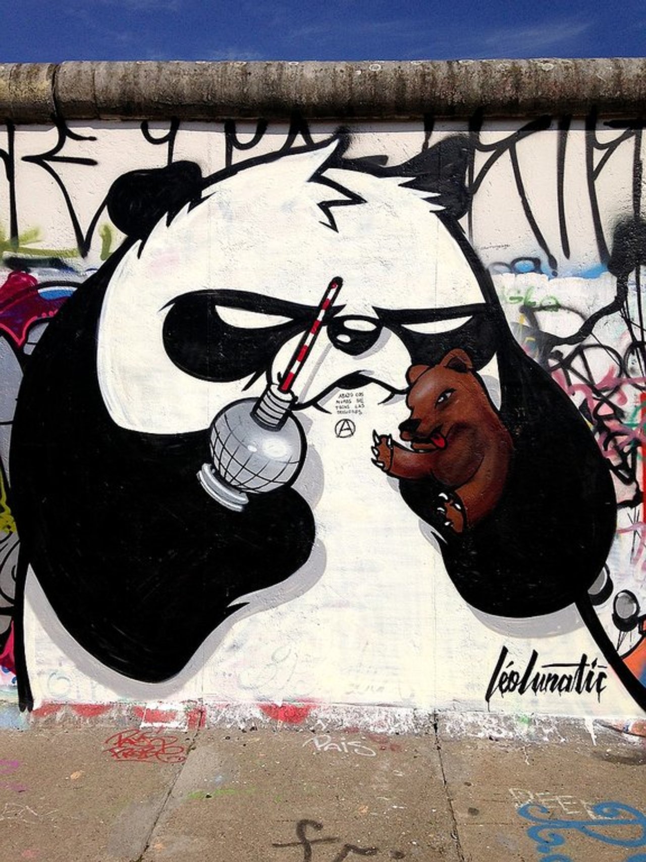 Street Art by LeoLunatic in #Berlin http://www.urbacolors.com #art #mural #graffiti #streetart https://t.co/7TnCWIpCTK