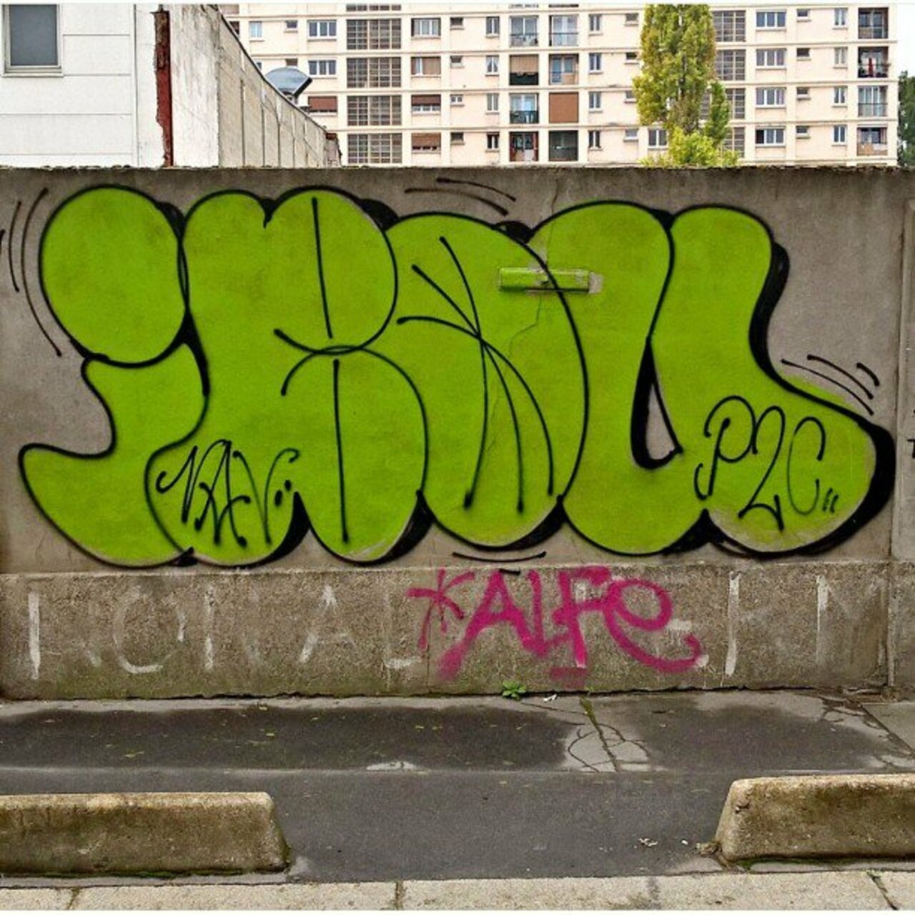 #Paris #graffiti photo by @maxdimontemarciano http://ift.tt/1O3DscY #StreetArt https://t.co/a53kK2JRMk