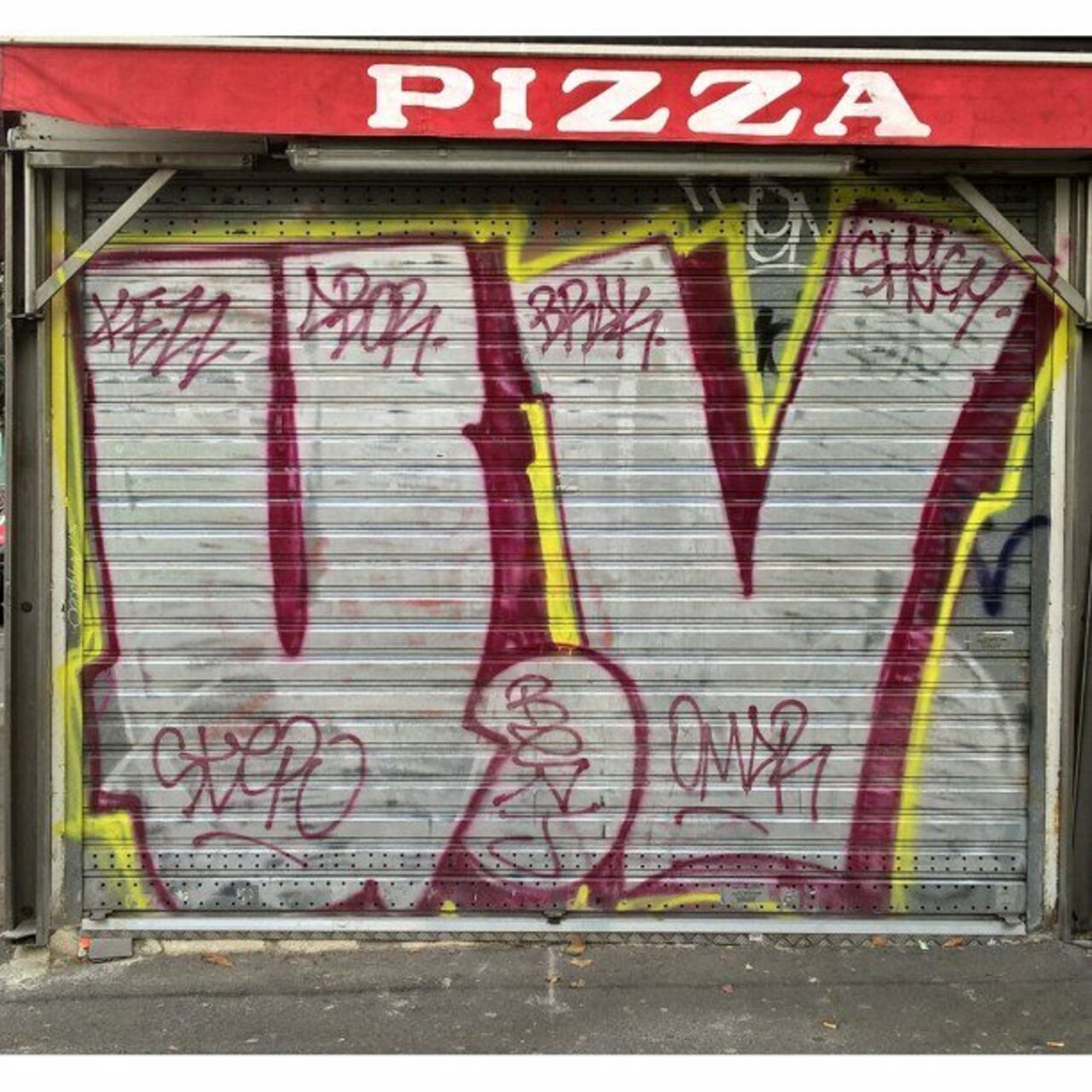 UV
#UVcrew #streetart #graffiti #graff #art #fatcap #bombing #sprayart #spraycanart #wallart #handstyle #lettering … https://t.co/f7gGOLE8Jx