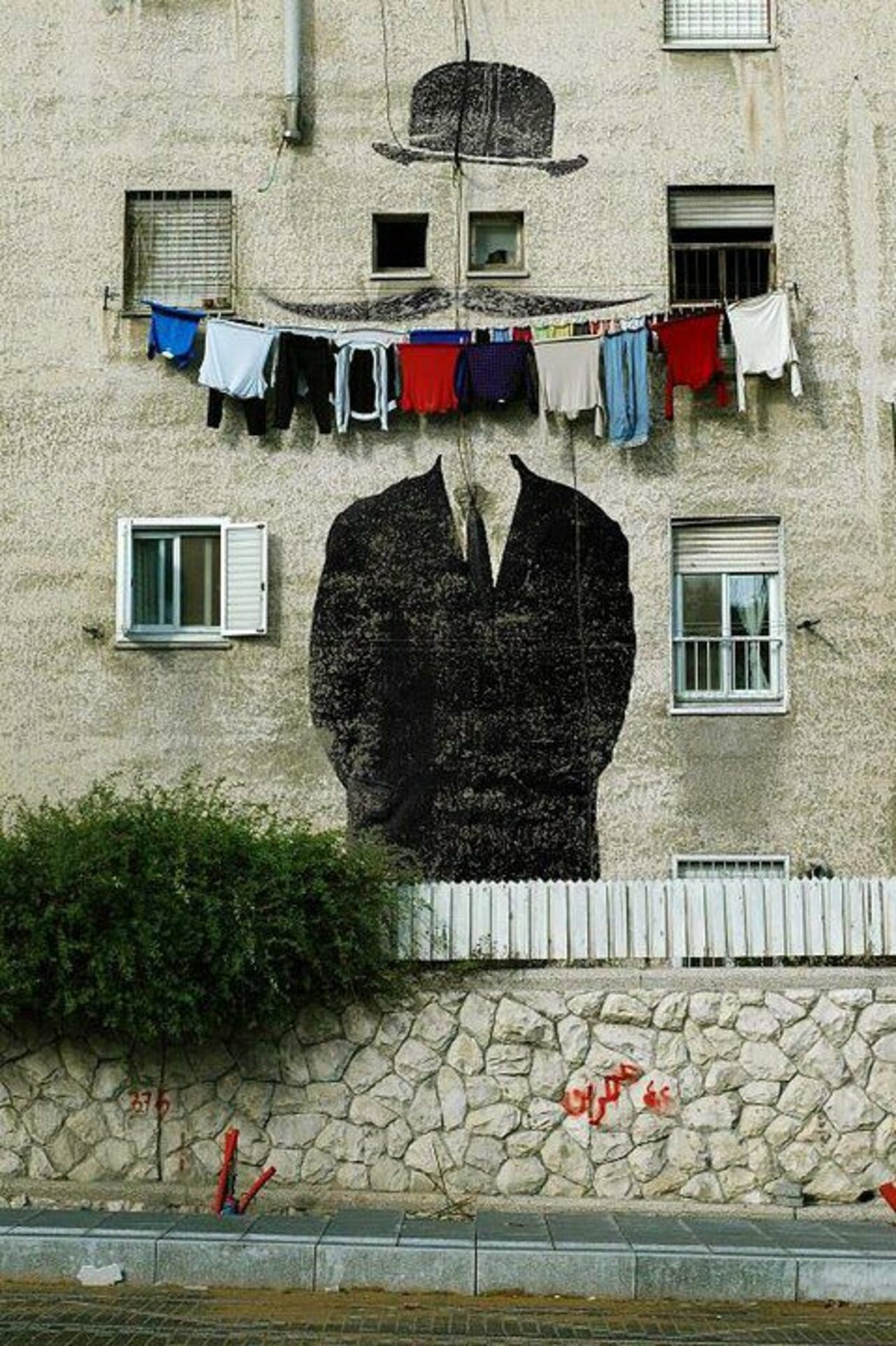 #Streetart #urbanart #graffiti #mural Clothing smile
 #Photographer Stingel https://t.co/VndrtwvInw