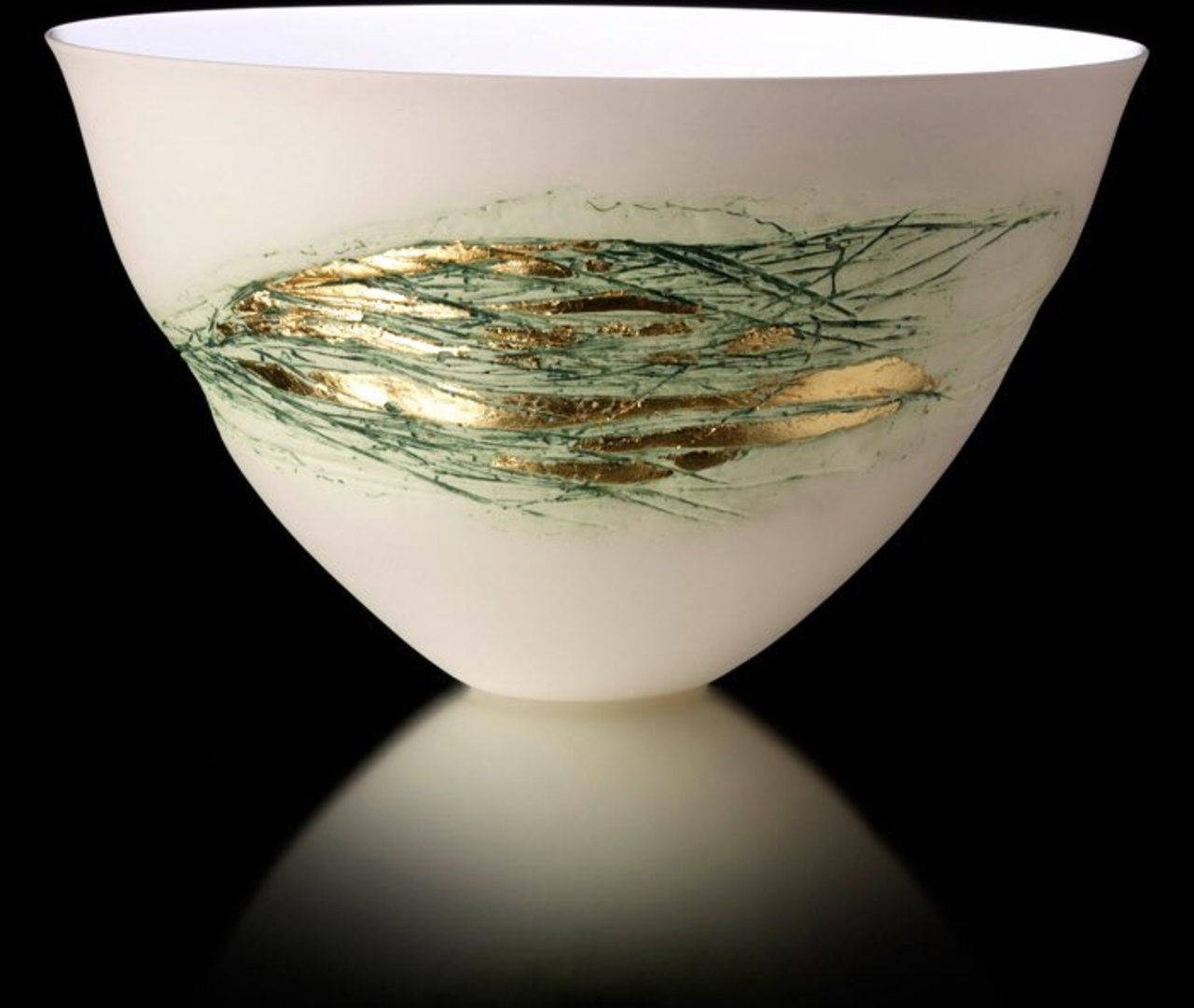 Using bone china, beautiful vessels by http://www.angelamellor.com/news.html #art #ceramics #sculpture #photography https://t.co/pKfv4LonV9
