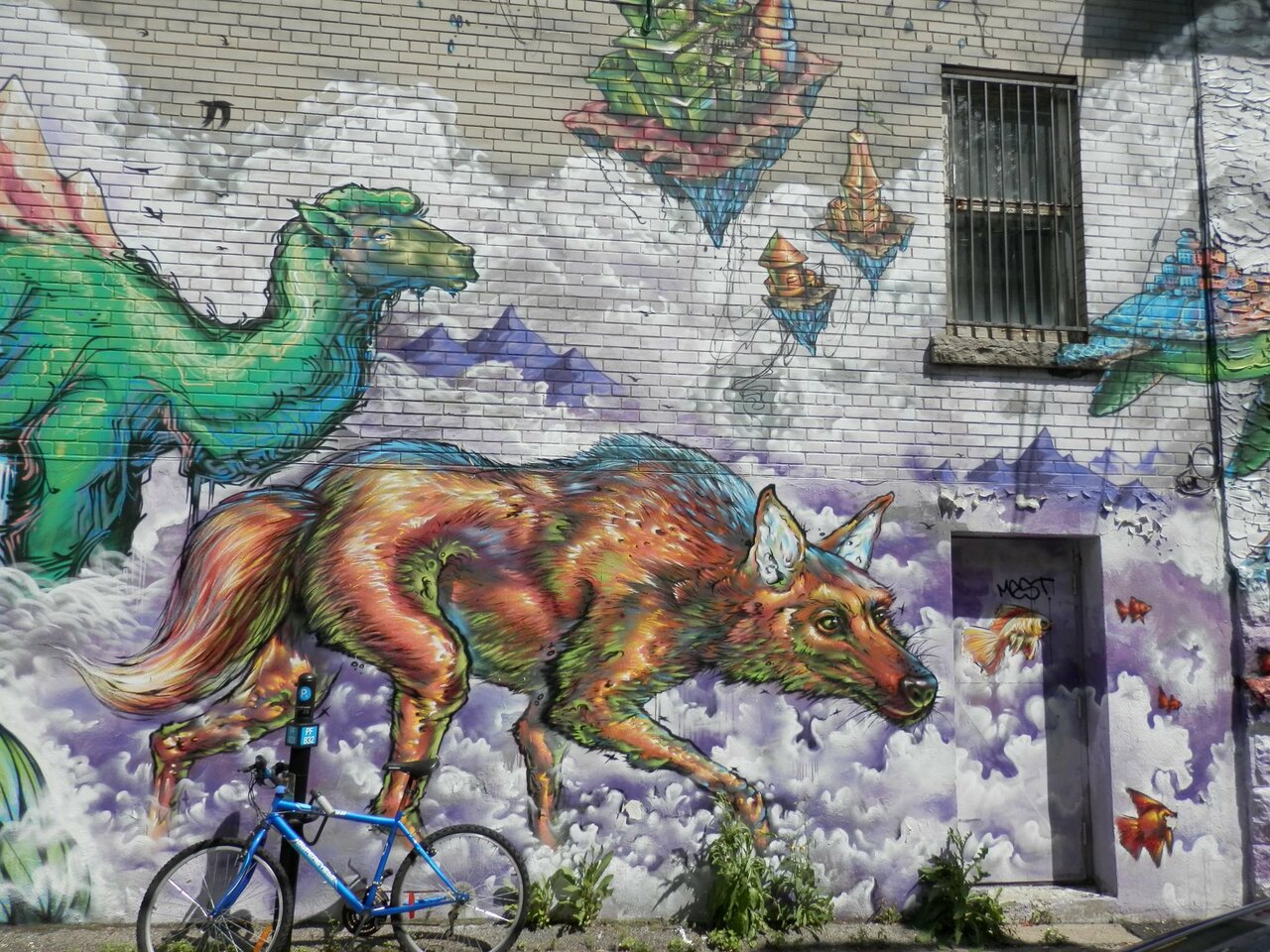 #Graffiti Large #Montreal #Streetart and fun to look at, but I'm unsure of the artist. Too big for best photograph. https://t.co/2TIEdD0AaG