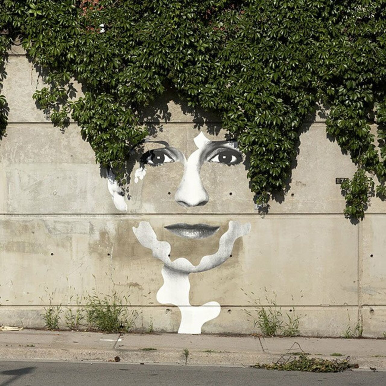 Inspirational #streetart interacting with nature. http://www.explosion.com/63240/29-pictures-of-street-art-interactions-with-the-nature-amazing/ https://t.co/2IxtWRSjb0