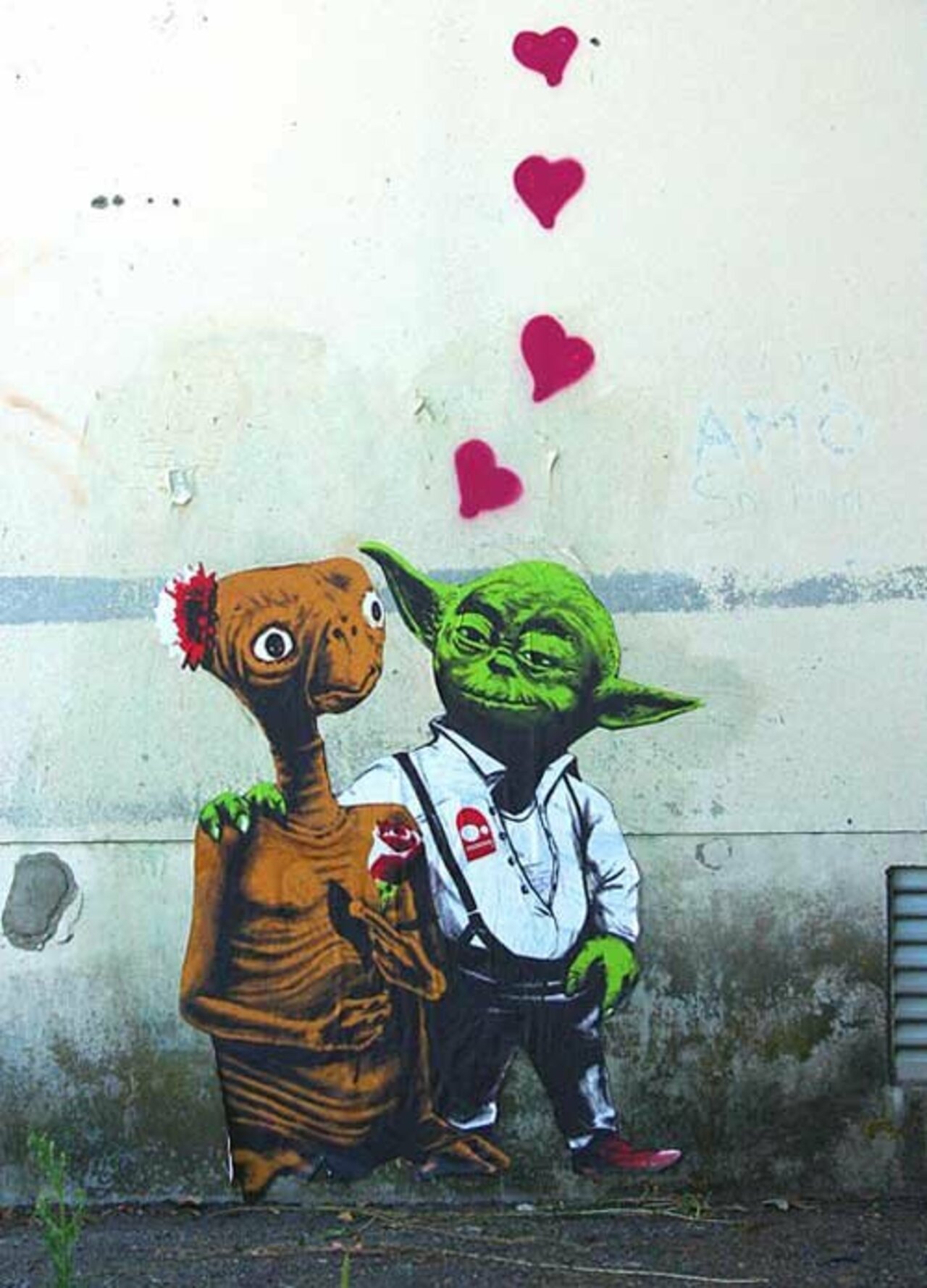 Yoda loves E.T. #journeecontrelhomophobie #Streetart #urbanart #graffiti "All you need is Love" by #artist Zed1 https://t.co/Rs9pBhGyj7