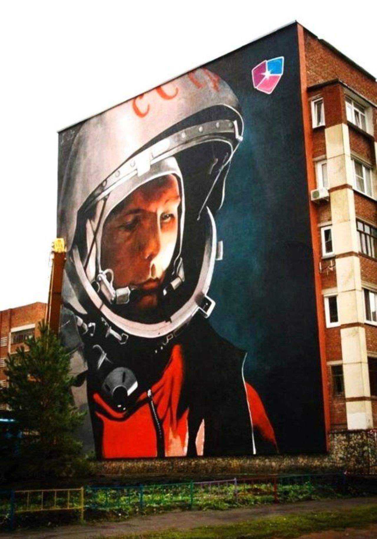 Russian street art: portrait of Yuri Gagarin, the first human in space #streetart #Russia #Russianhistory https://t.co/C3Jtlw1YIi