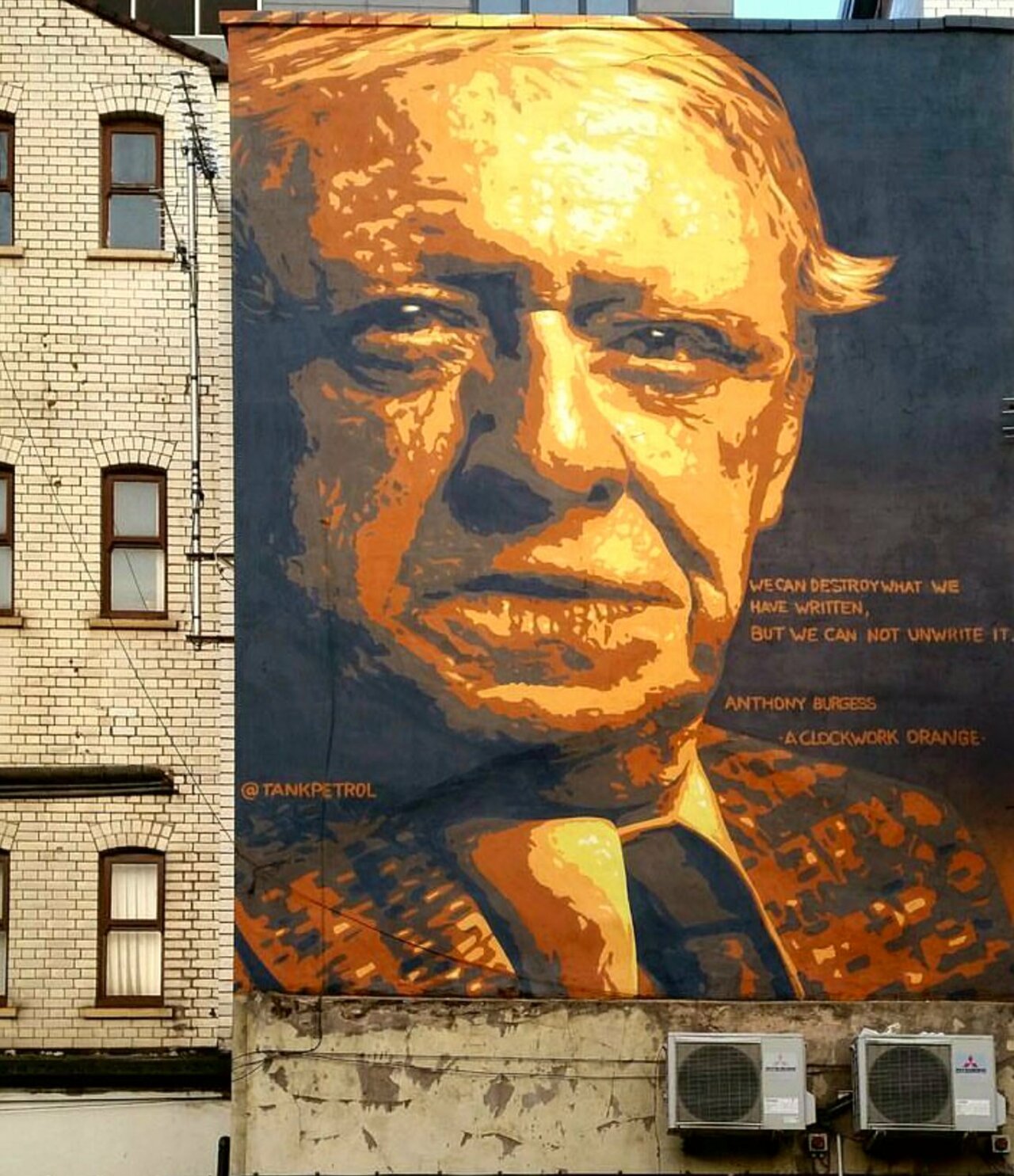 Stunning portrait of Anthony Burgess by @_tankpetrol in #manchester #uk #citiesofhope #streetart #contemporaryart https://t.co/ypI2uyxymU