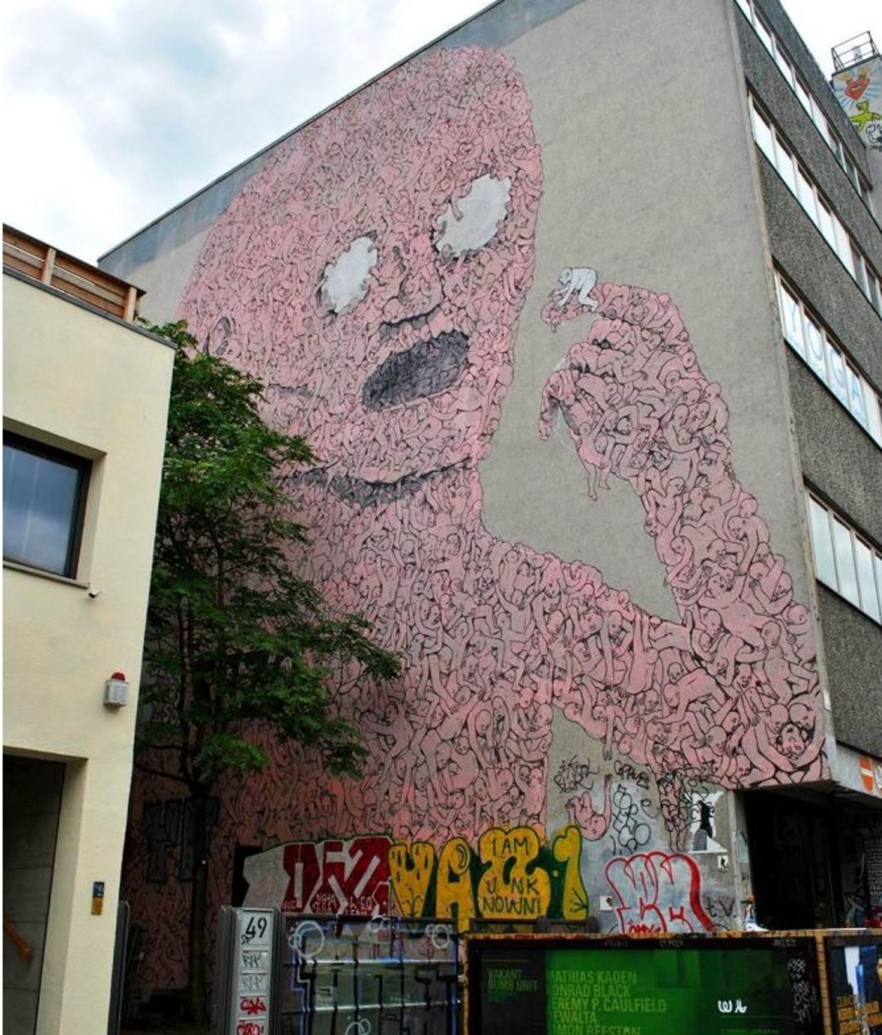 This mural by Italian street artist BLU is absolutely nuts. Berlin#mural #streetart #graffiti #art https://t.co/NUlfdGaKyK