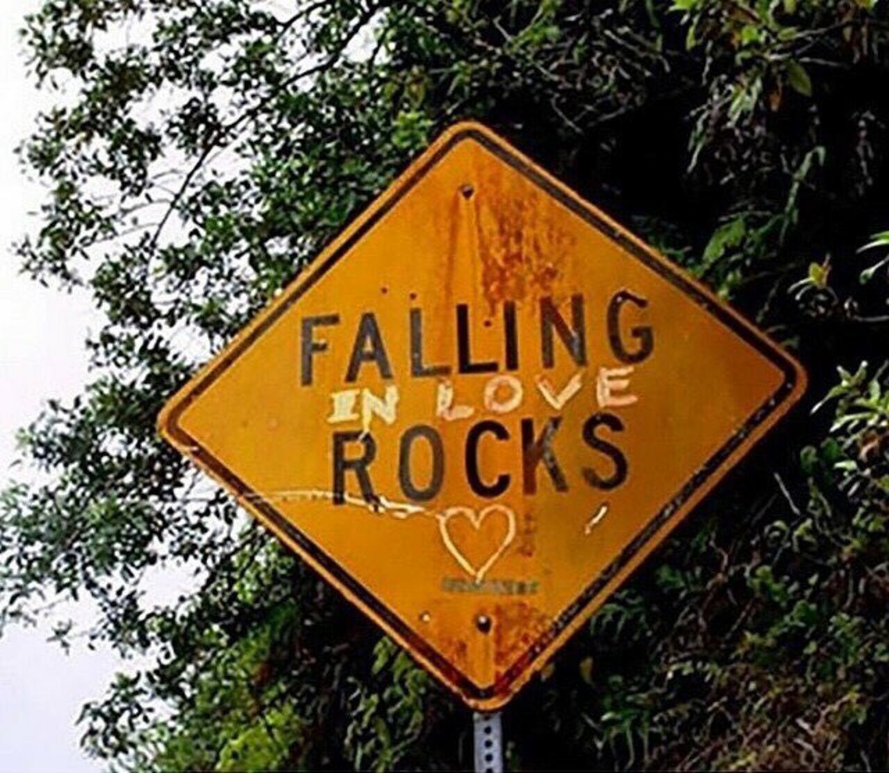 Falling in #love #rocks! #StreetArt #urbanart https://t.co/X6tN5o1UxF