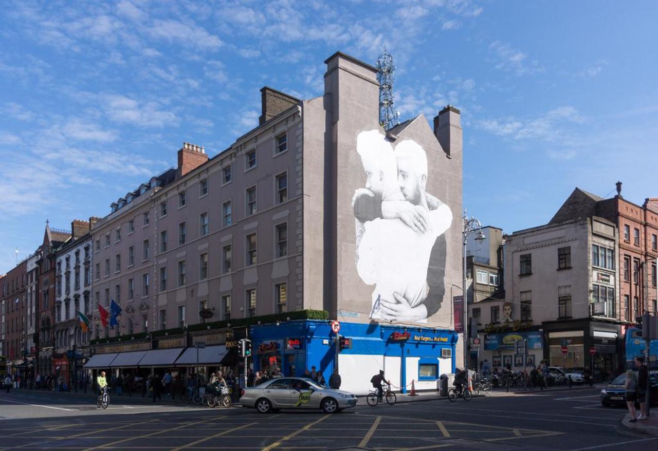 Dublin is celebrating love! Giant mural by @joecaslin #MarRef #streetart #Ireland https://t.co/PwSKvuG8bj