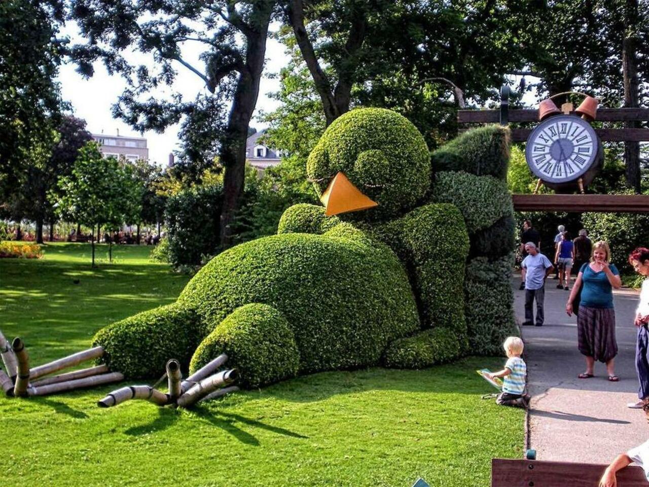 "Having a nap. Bird in the park in Nantes, #France. Find more incredible #streetart here: http://buff.ly/1Amonvs https://t.co/gYFGqcS8RO"