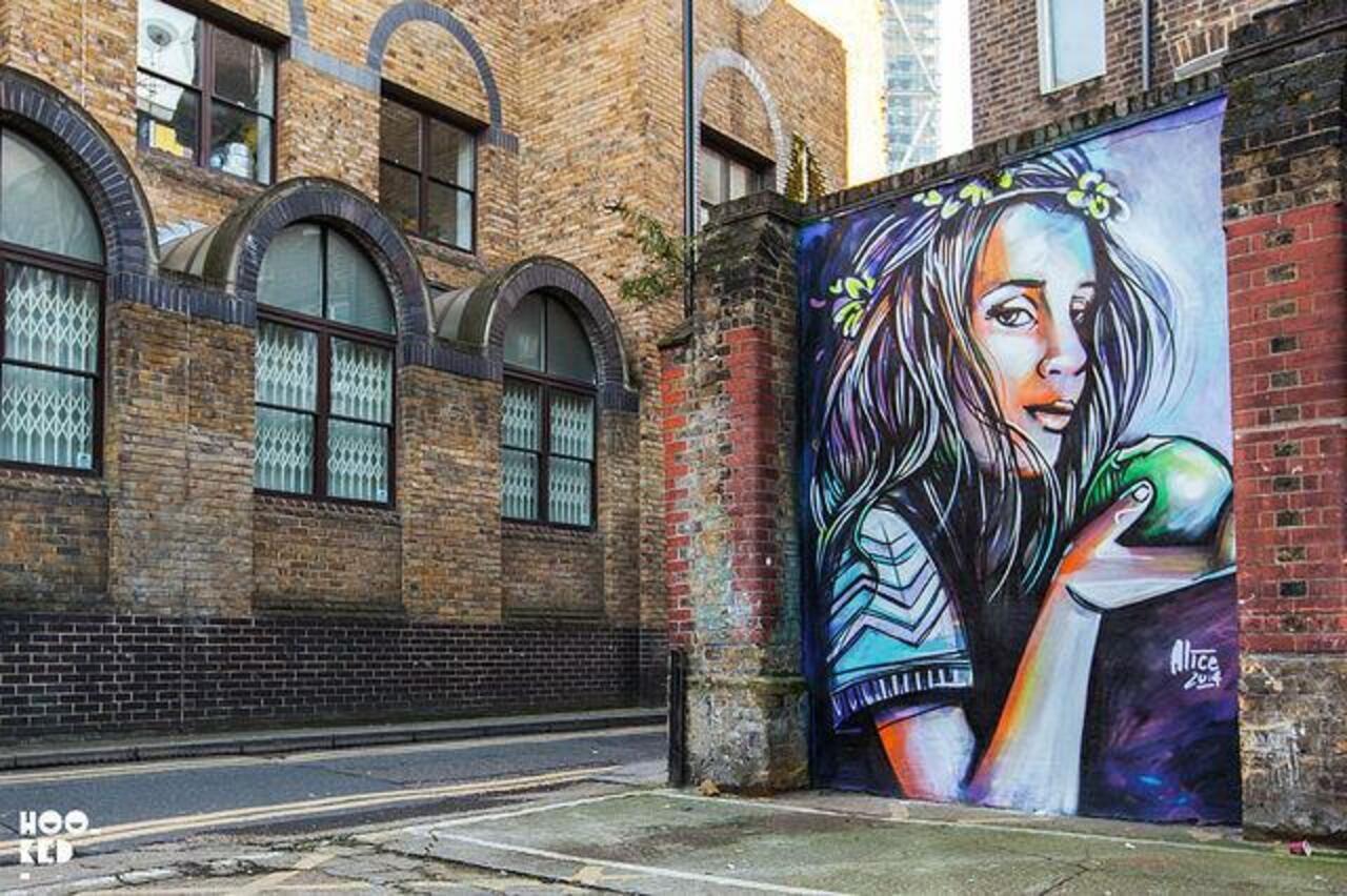 Brilliant Alice Pasquini visited London recently and look what she left: http://bit.ly/15rWUMx #London #streetart https://t.co/f8vpg5KeLH