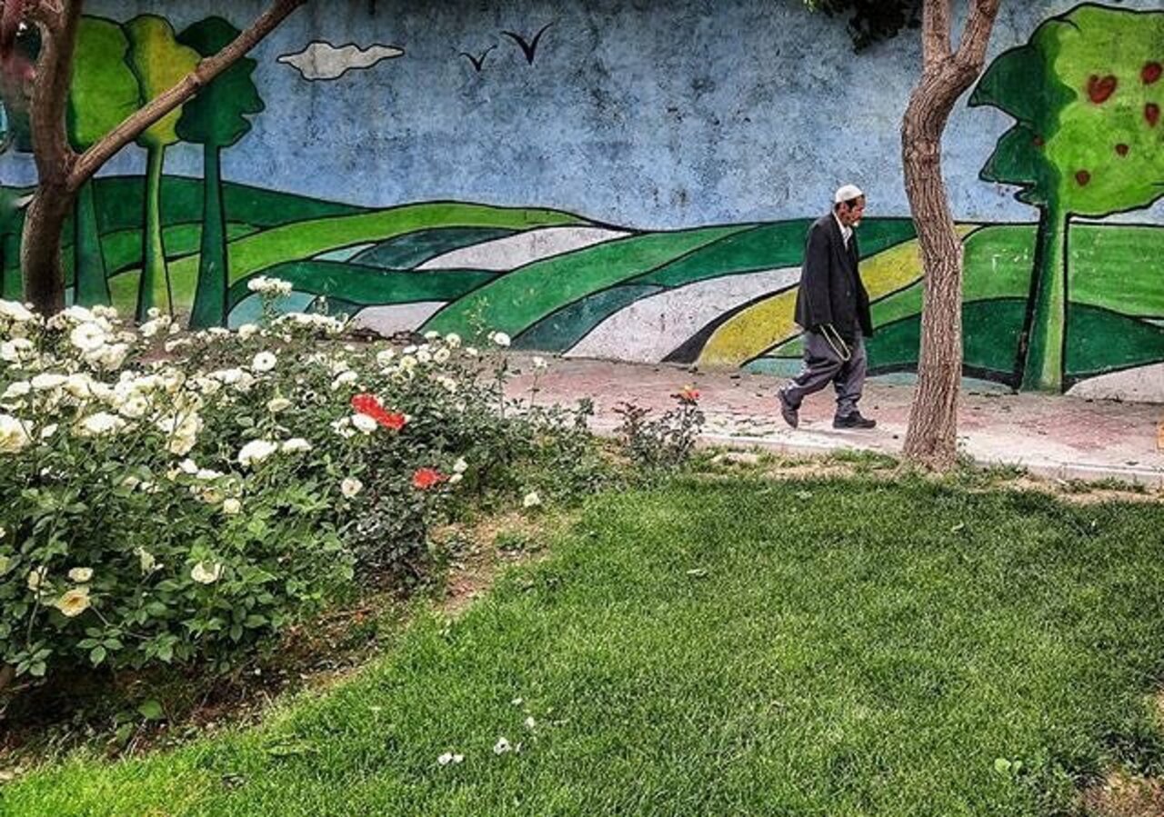 #Afghan man walking on a lane between #StreetArt &green space in #GolShahr, #MashHad. #EveryDayGolShahr #Iran https://t.co/Hk3jjbT25x