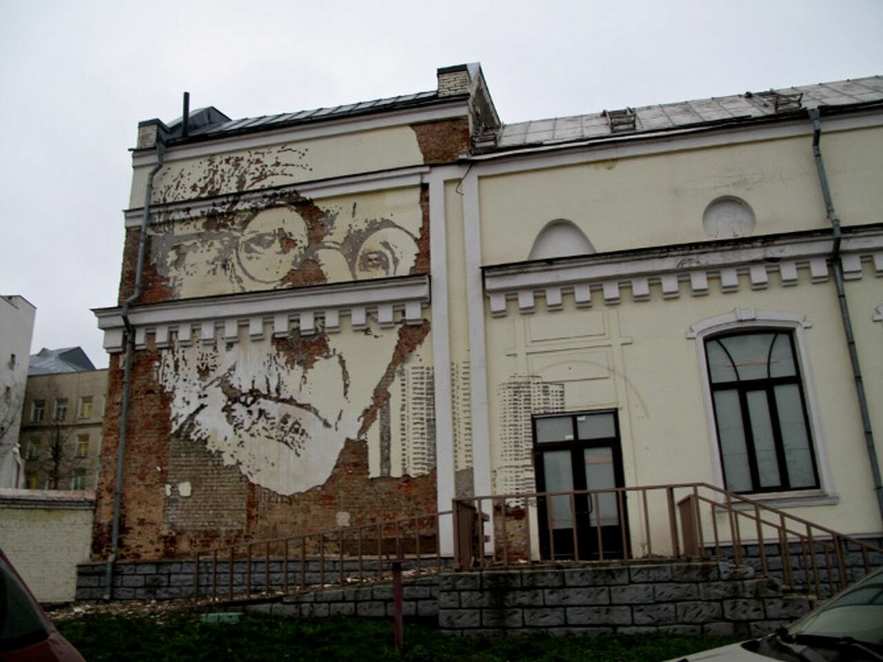 #StreetartSaturday #Streetart #AlexandreFarto created this installation in Moscow. https://t.co/S3jyQYAkY1