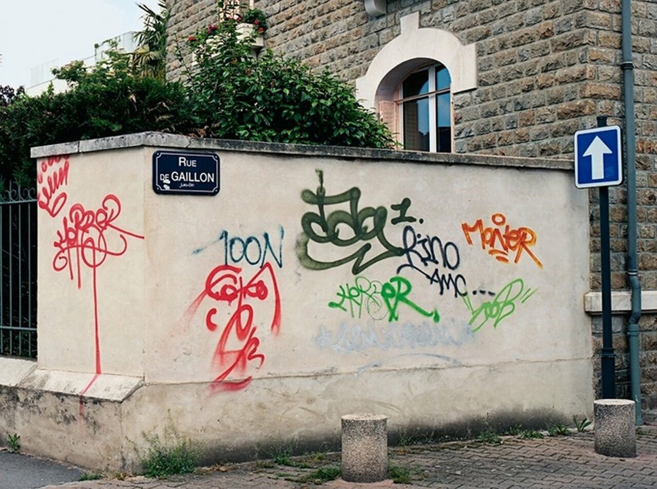 Street Artist Mathieu Tremblin paints over ugly graffiti to make it legible. https://t.co/5duRStEoFt