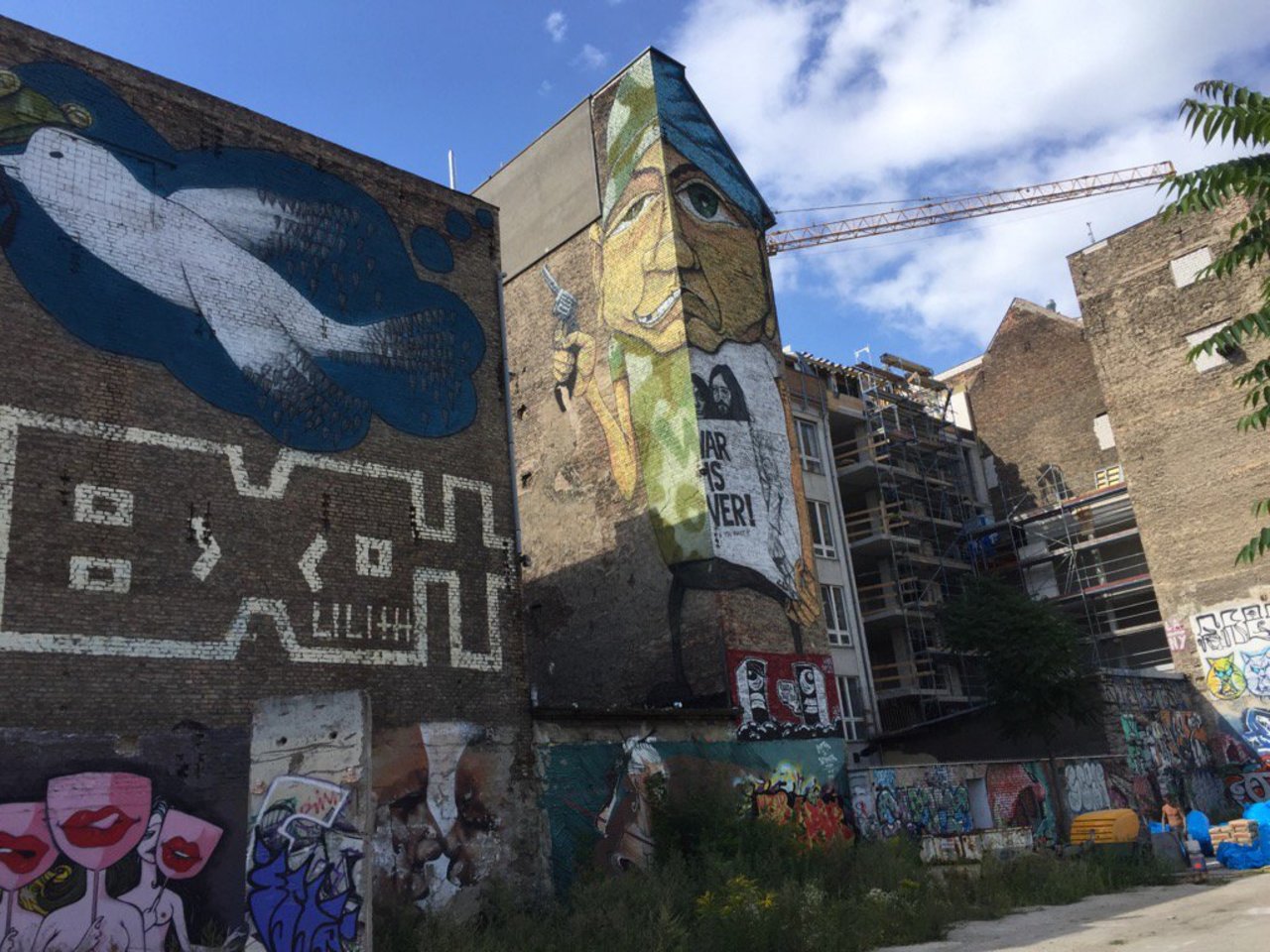 One of the hidden and scarcer streetart places in Berlin. #Berlin #Kreuzberg #streetart #art https://t.co/XPloNMzU9M