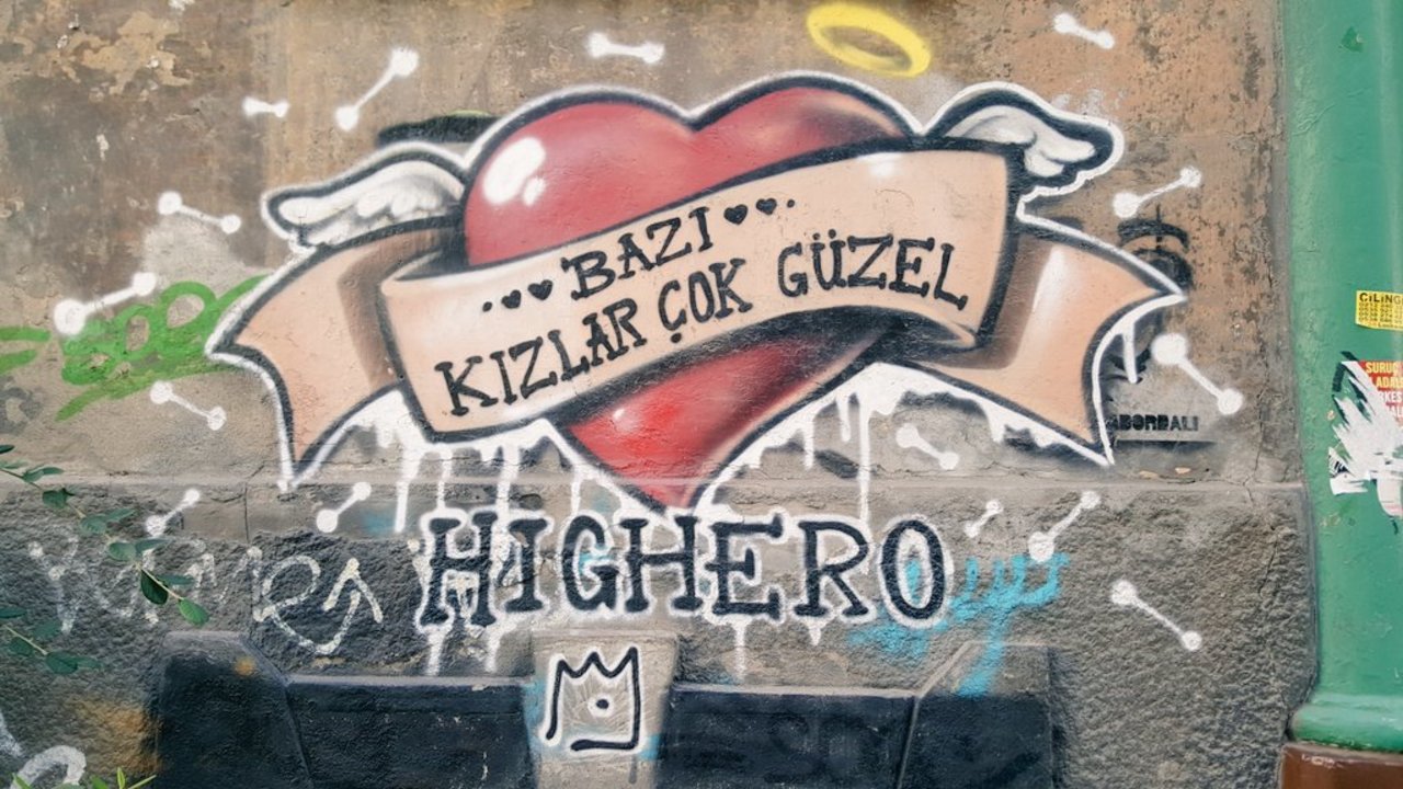 This is #Turkish for 'some girls are so beautiful', in #Istanbul. #LuxuryTravel #StreetArt #Turkey https://t.co/CxncJ6Quke