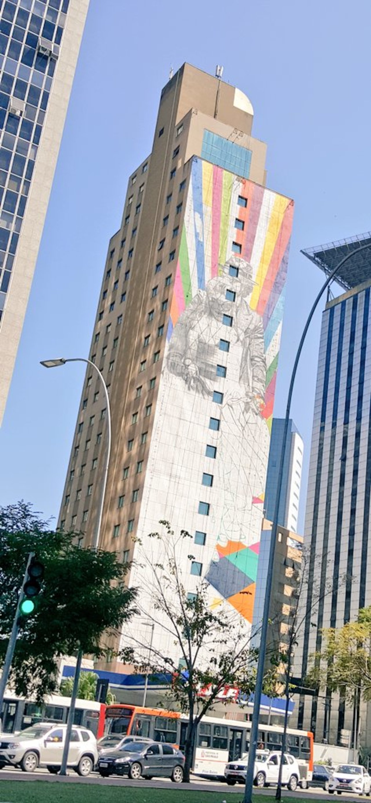 Look at this piece of #StreetArt they are working on right now in #SaoPaulo. #LuxuryTravel #StarAllianceRTW #Brazil https://t.co/atagTtdy8T