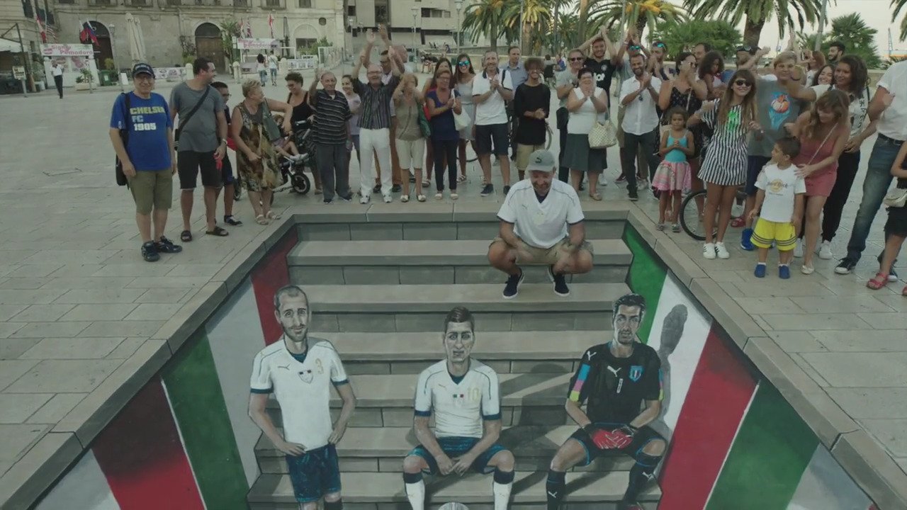 The new #Italy AWAY KIT has been unveiled through #3D #StreetArt!@gianluigibuffon @pumafootball #Azzurri https://t.co/O7IzM0RgCH