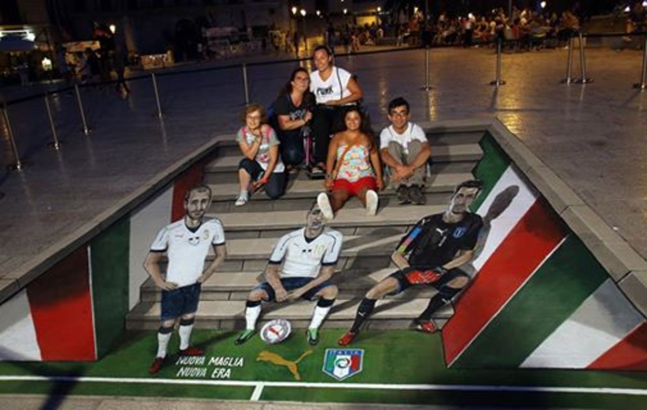 PUMA & FIGC present the new #Italy AWAY kit 3D #StreetArt https://t.co/xwuSXTxPHv